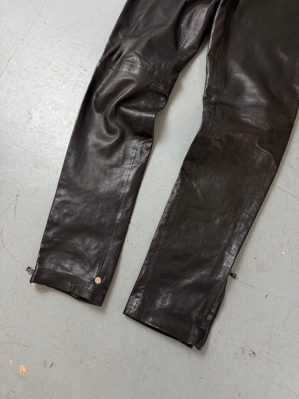Vintage Moschino Black Leather Pants für Herren. Secondhand Y2K 2000s Fashion