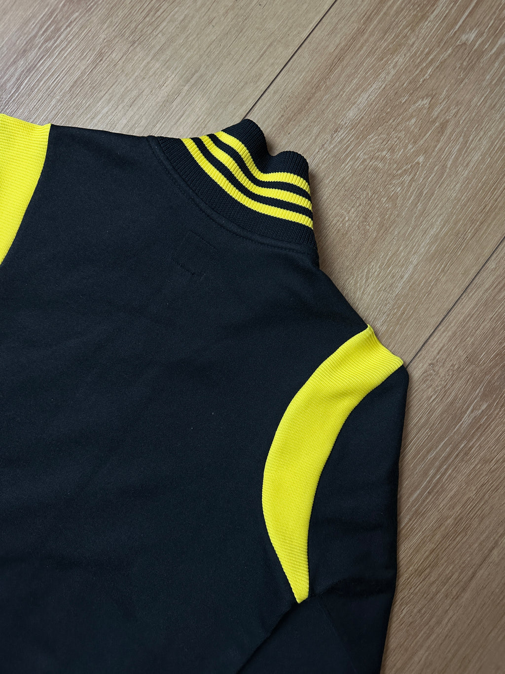 Detailliertes produktbild von Vintage Adidas Black/Yellow Track Jacket XS/S von hinten