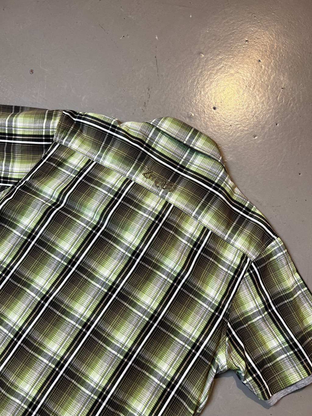 Ein Grün kariertes kurzärmliges Hemd mit einem grauen T-Shirt darunter in XL