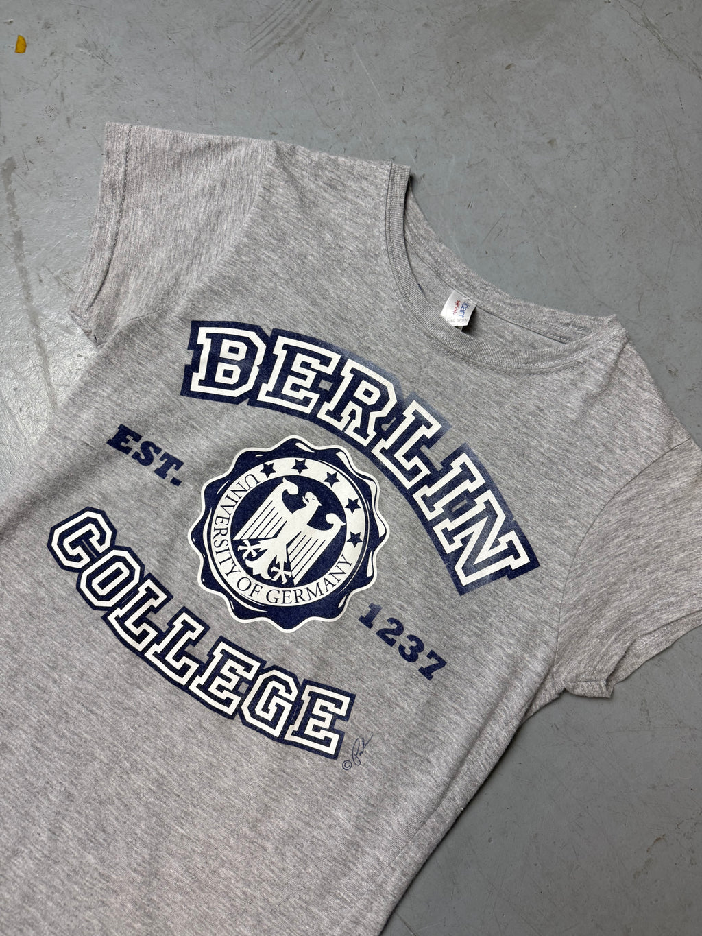 Detailliertes Produktbild von Vintage Berlin College T-Shirt S von vorne auf grauem Boden