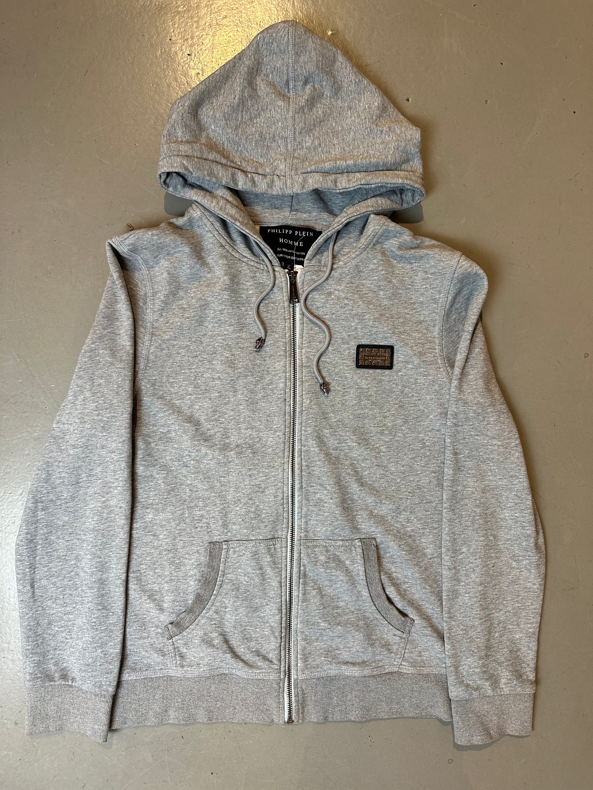Ein grauer Philipp Plein zipper mit Totenkopf auf dem Rücken in M/L