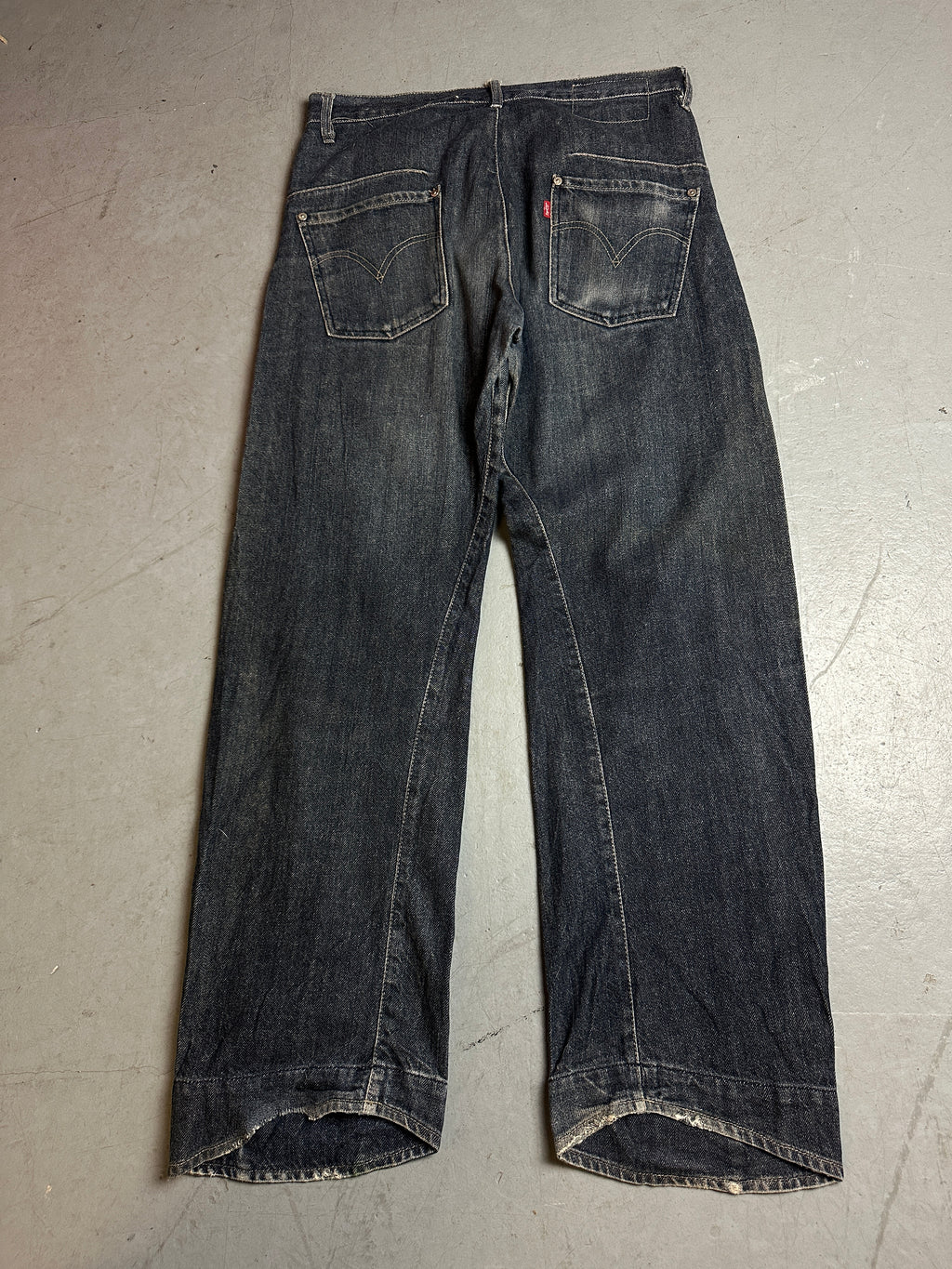 Produktbild von einer Vintage Levis Engineered Dark Blue Denim von hinten