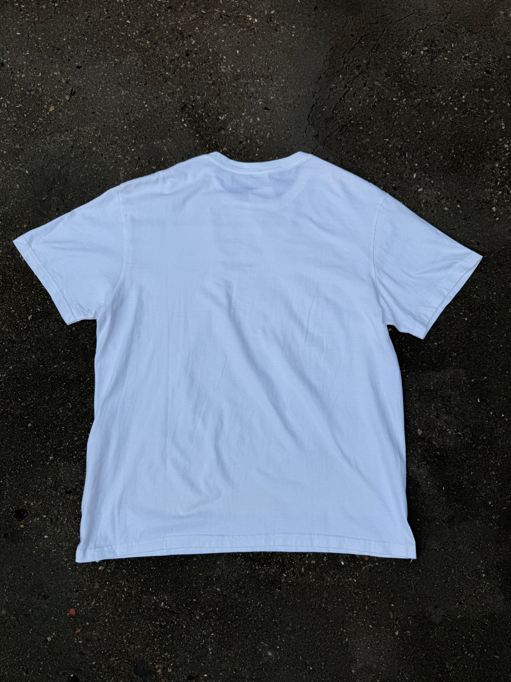 Ein weißes T-Shirt mit einem The Sun Magazine Aufdruck auf der Vorderseite 