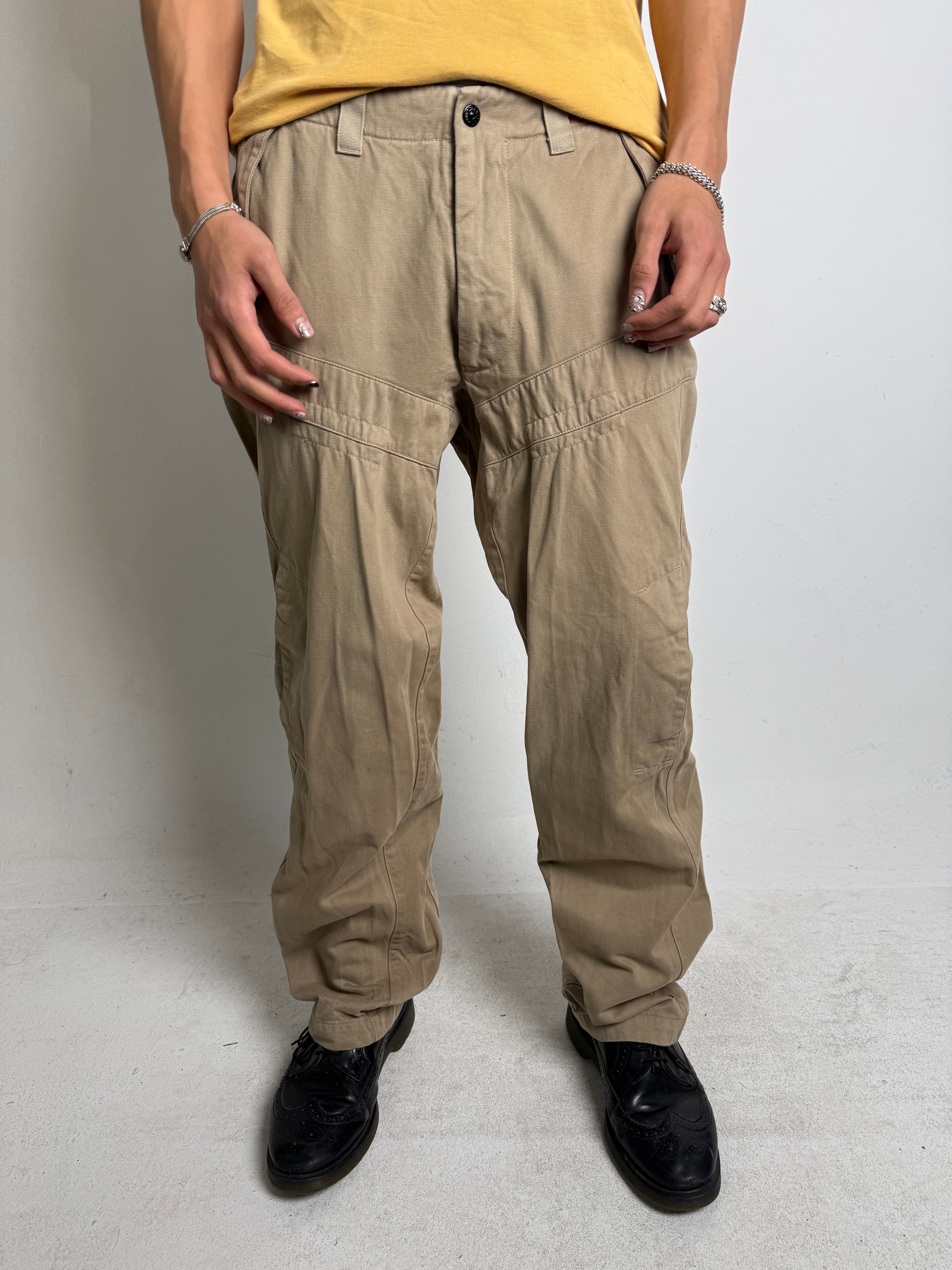 Tragebild von einer Vintage Stone Island Beige Pants von vorne