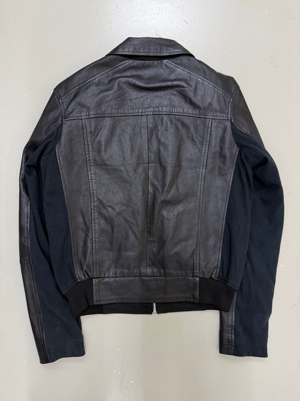 Vintage Black Hybrid Leather Jacket
für Frauen. Y2K Second Hand 2000s Fashion 
