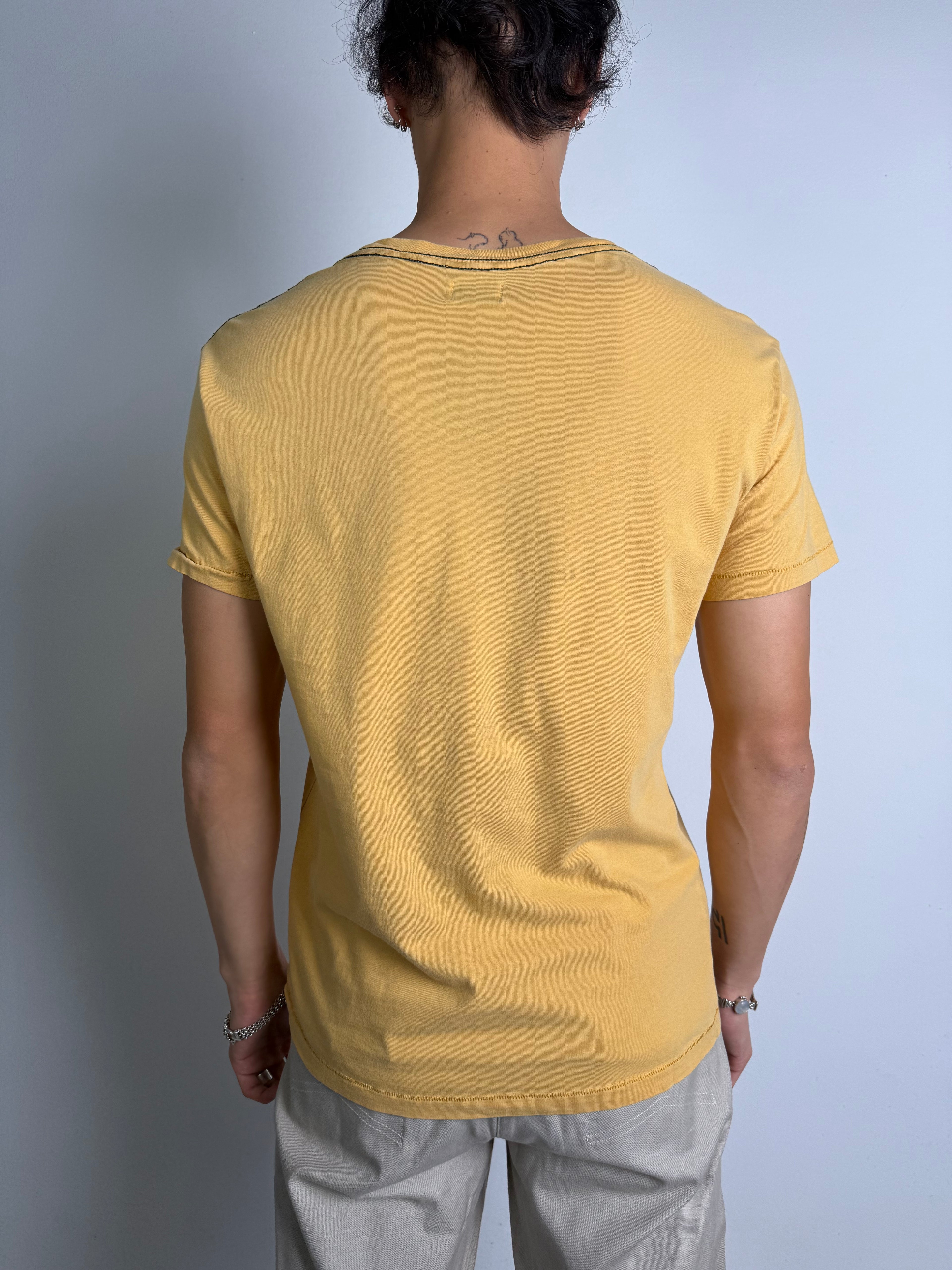 Tragebild von einem Vintage Replay Logo Print T-Shirt von hinten