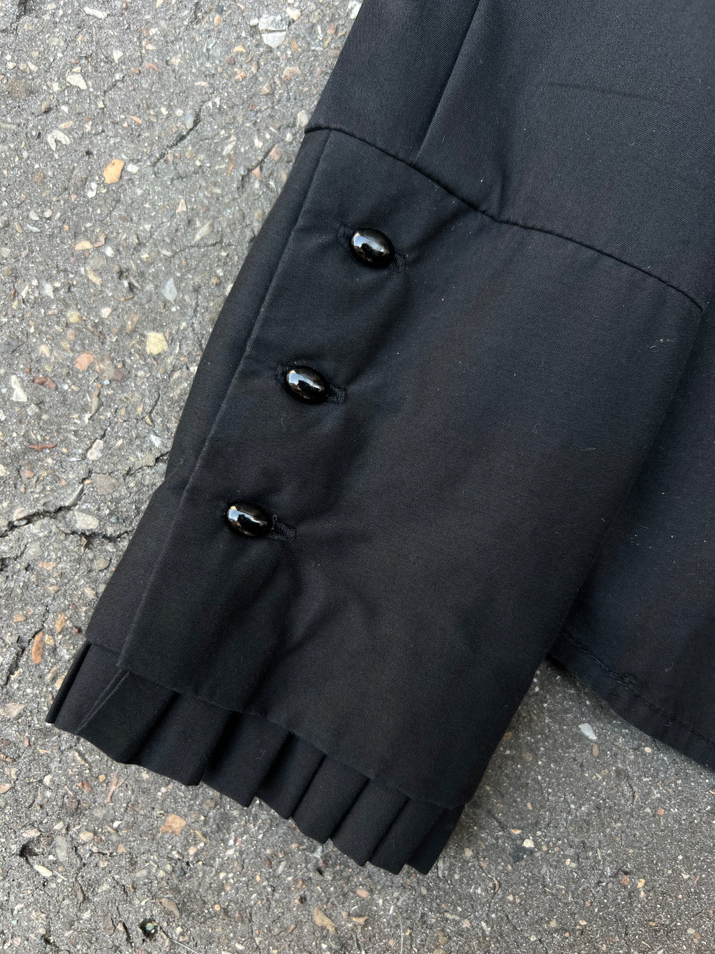 Eine schwarze Bluse von Diego Reiga in S mit Rüschen