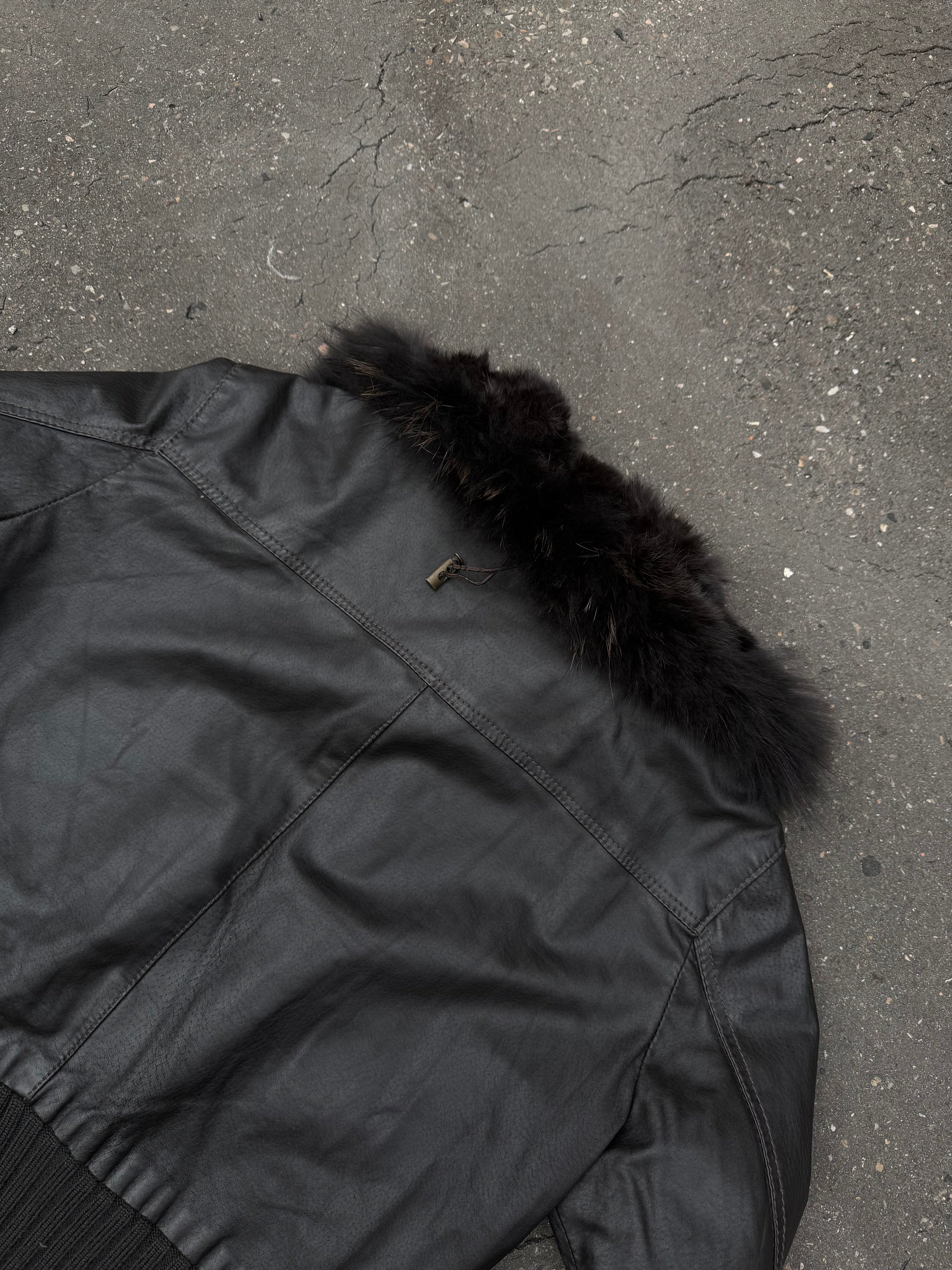 Eine schwarz braune echtleder Jacke mit faux fur Kragen in braun