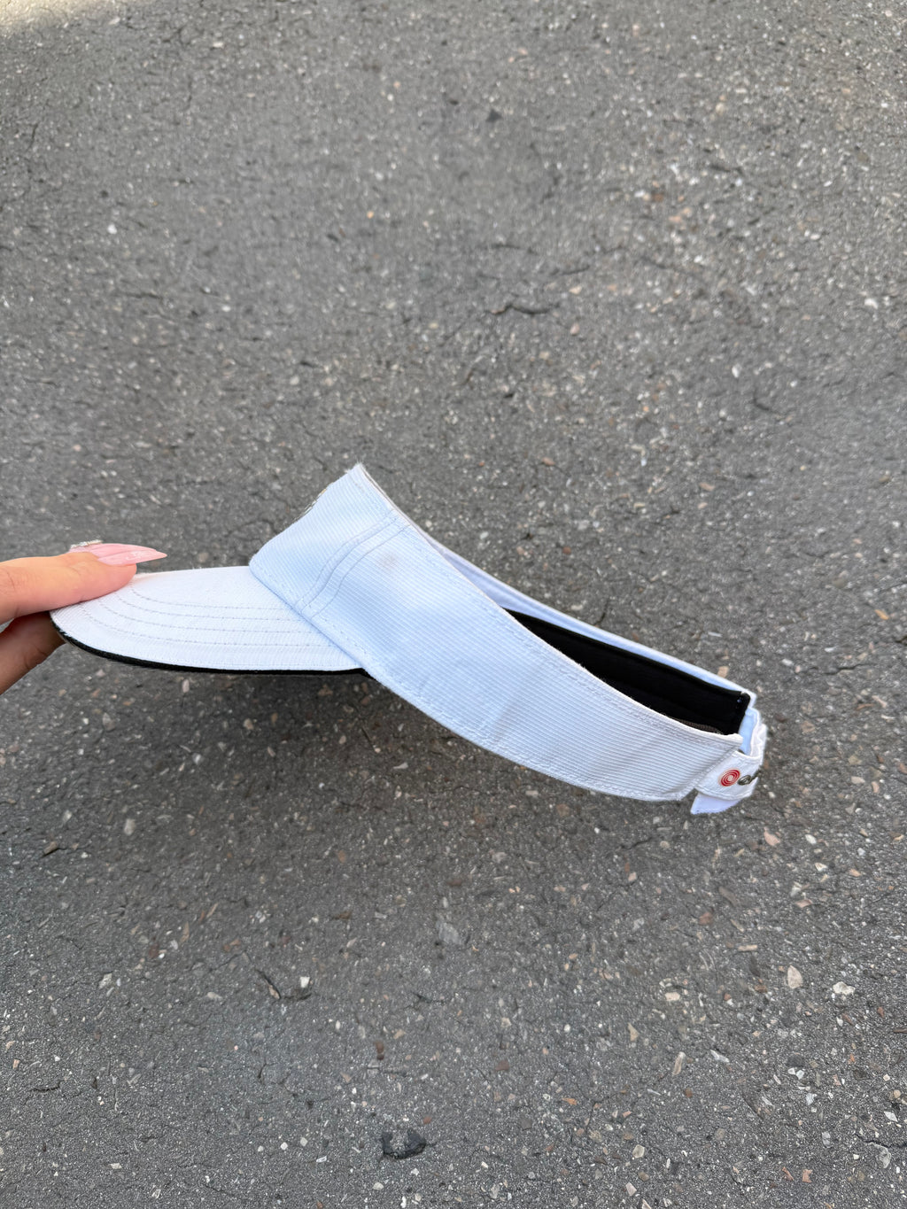 Eine weiße Tennis Cap von Callaway mit dem Logo in Silber vorne und verstellbarem Verschluss 