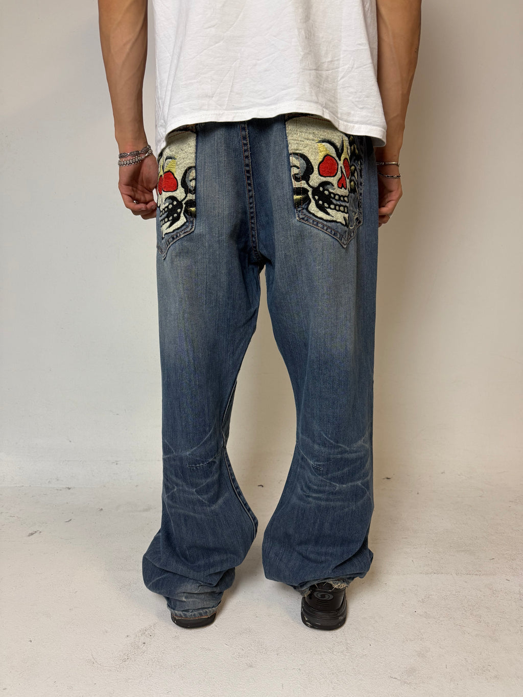 Eine baggy Ed Hardy denim mit totenkopf Print auf den backpockets