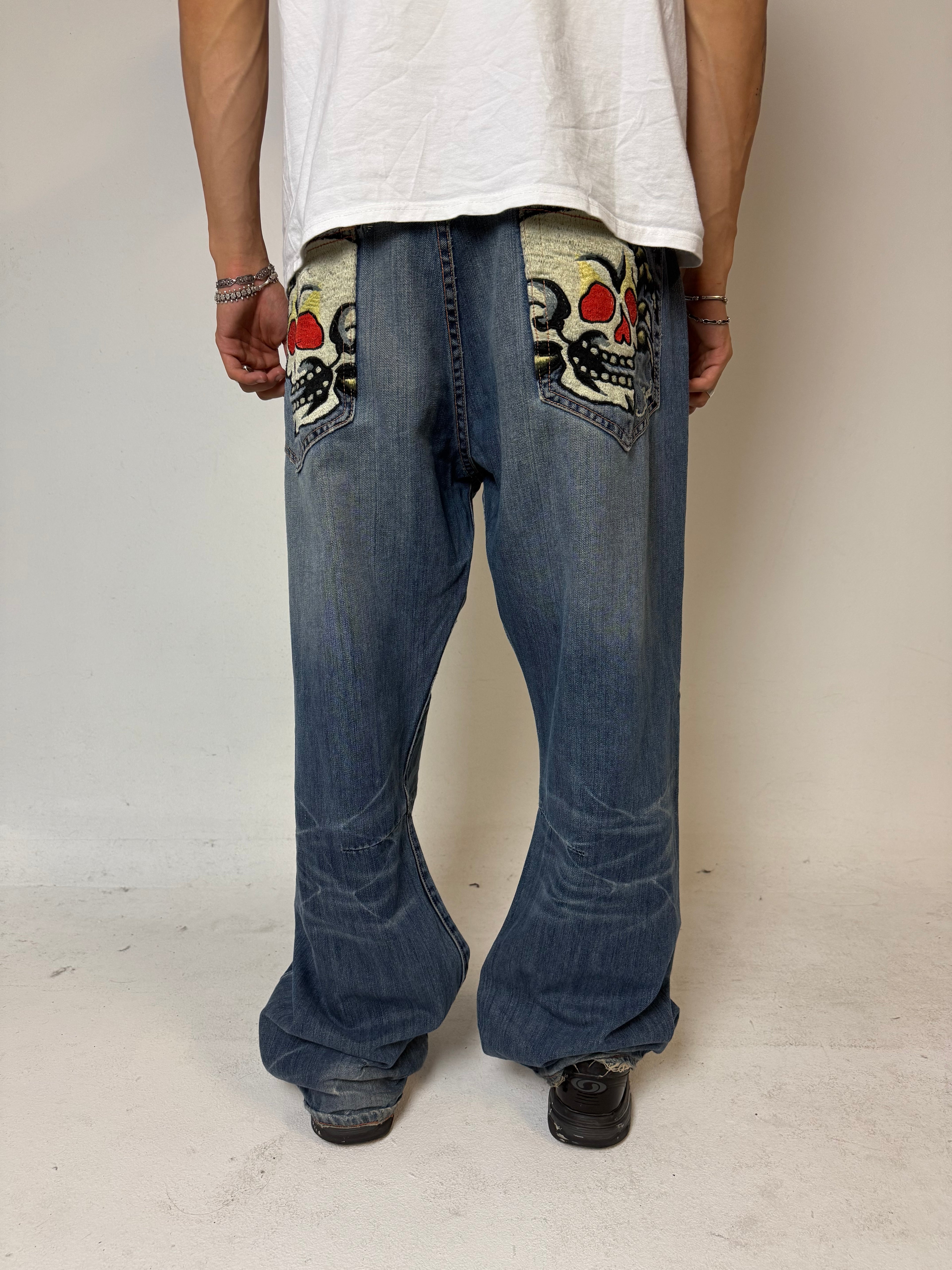 Eine baggy Ed Hardy denim mit totenkopf Print auf den backpockets