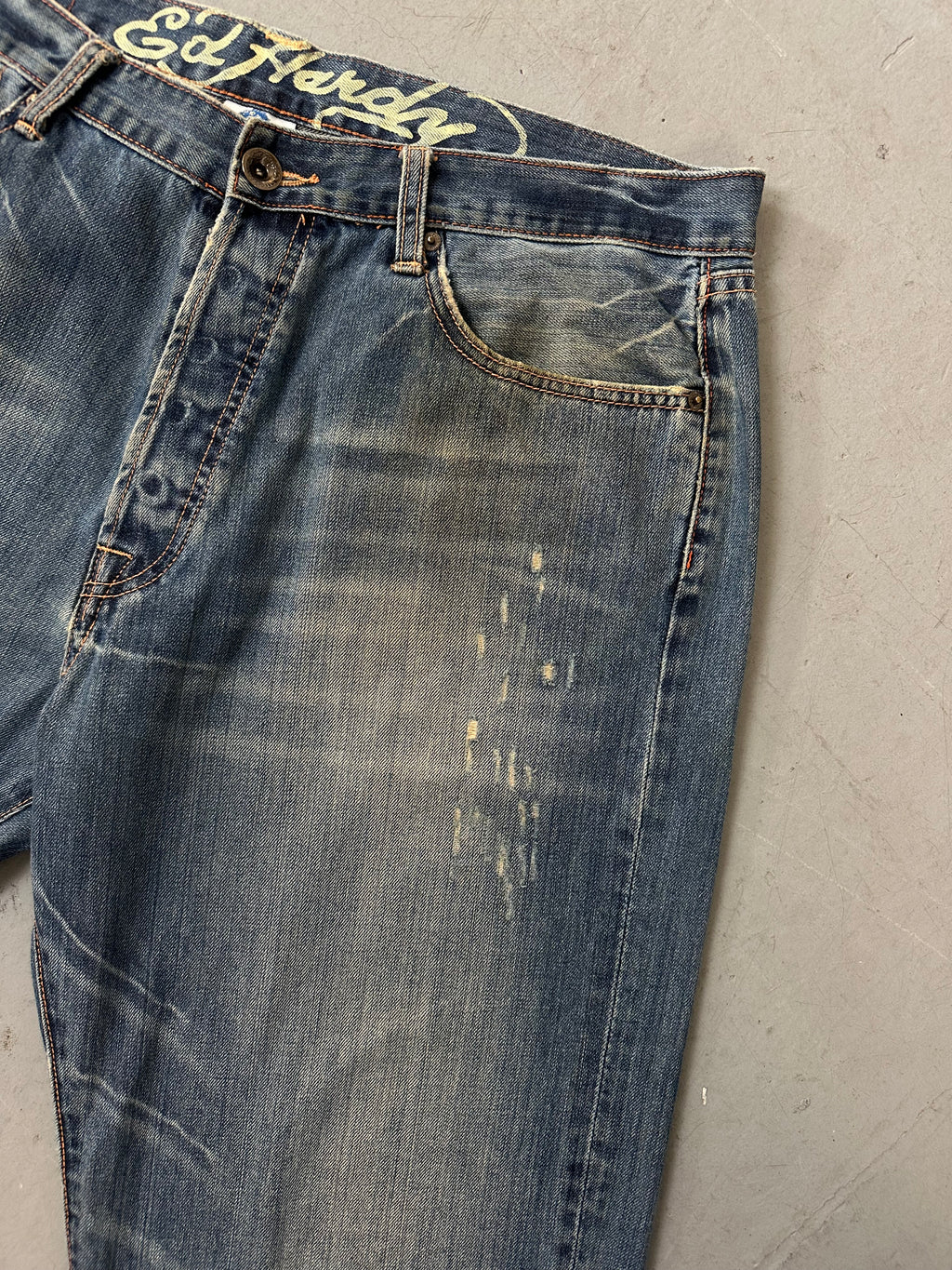 Eine baggy Ed Hardy denim mit totenkopf Print auf den backpockets