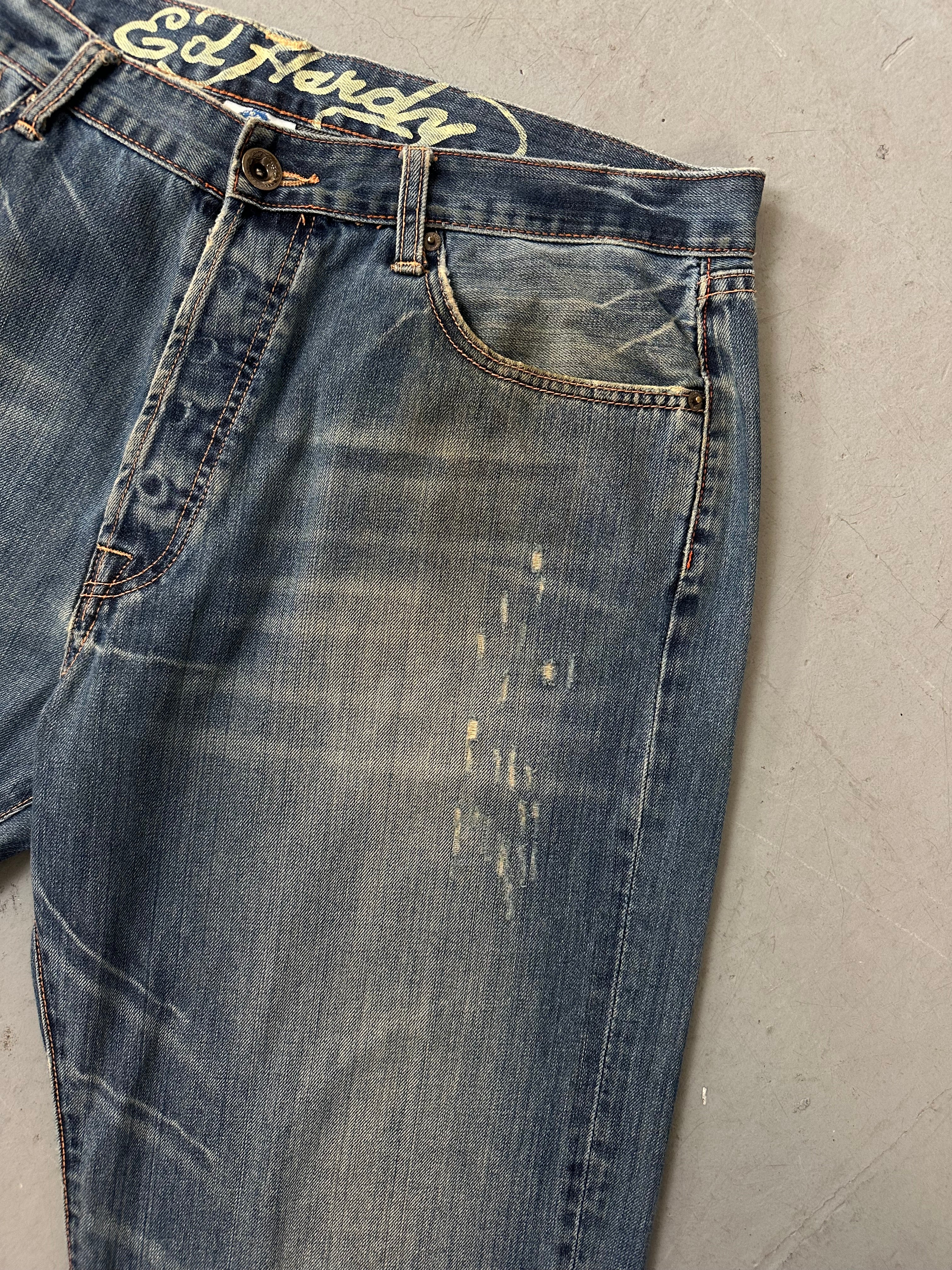 Eine baggy Ed Hardy denim mit totenkopf Print auf den backpockets