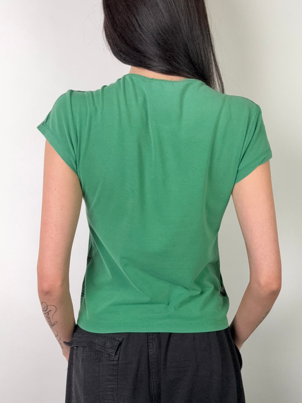 Tragebild von grünem Cavalli Top vor grauer Wand