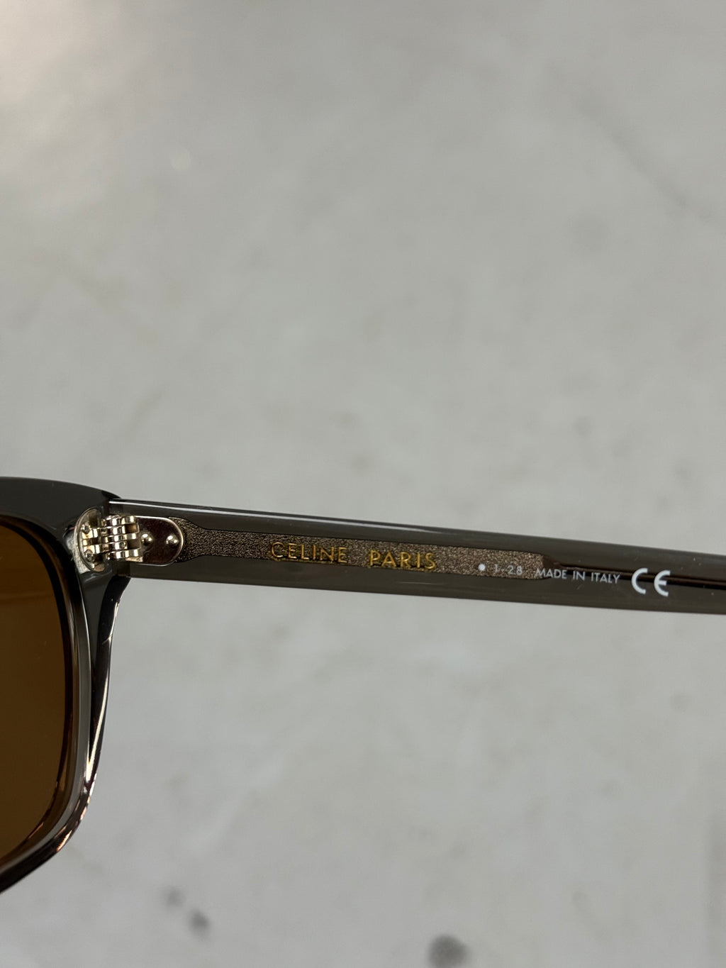 Dunkelgraue Sonnenbrille von Celine im cat eye look mit Glitzer details an den Bügeln 