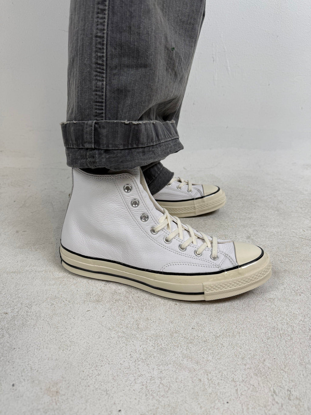 Tragebild von Vintage Converse Chucks White 43 von der Seite