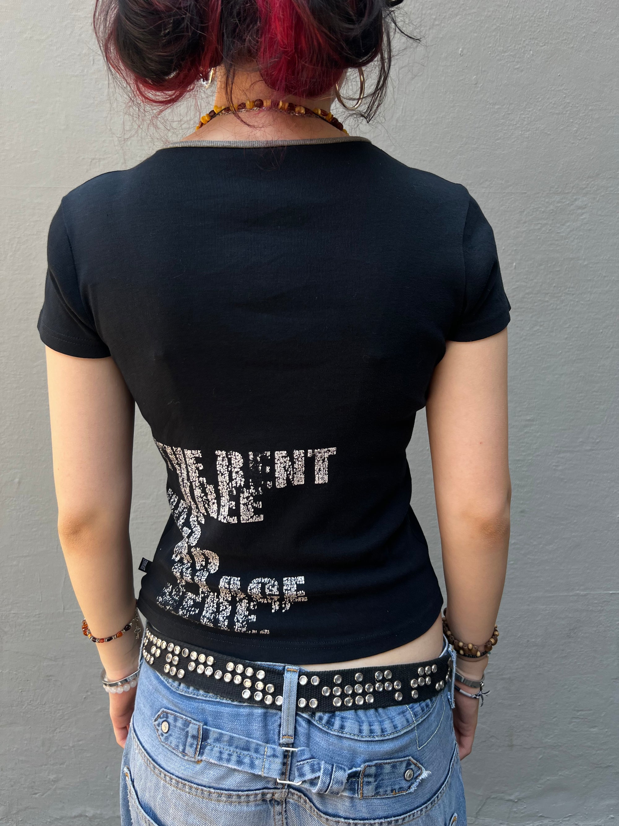 Ein schwarzes Baby Tee mit dem Everlast Logo groß auf der Brust und Backprint in S/M