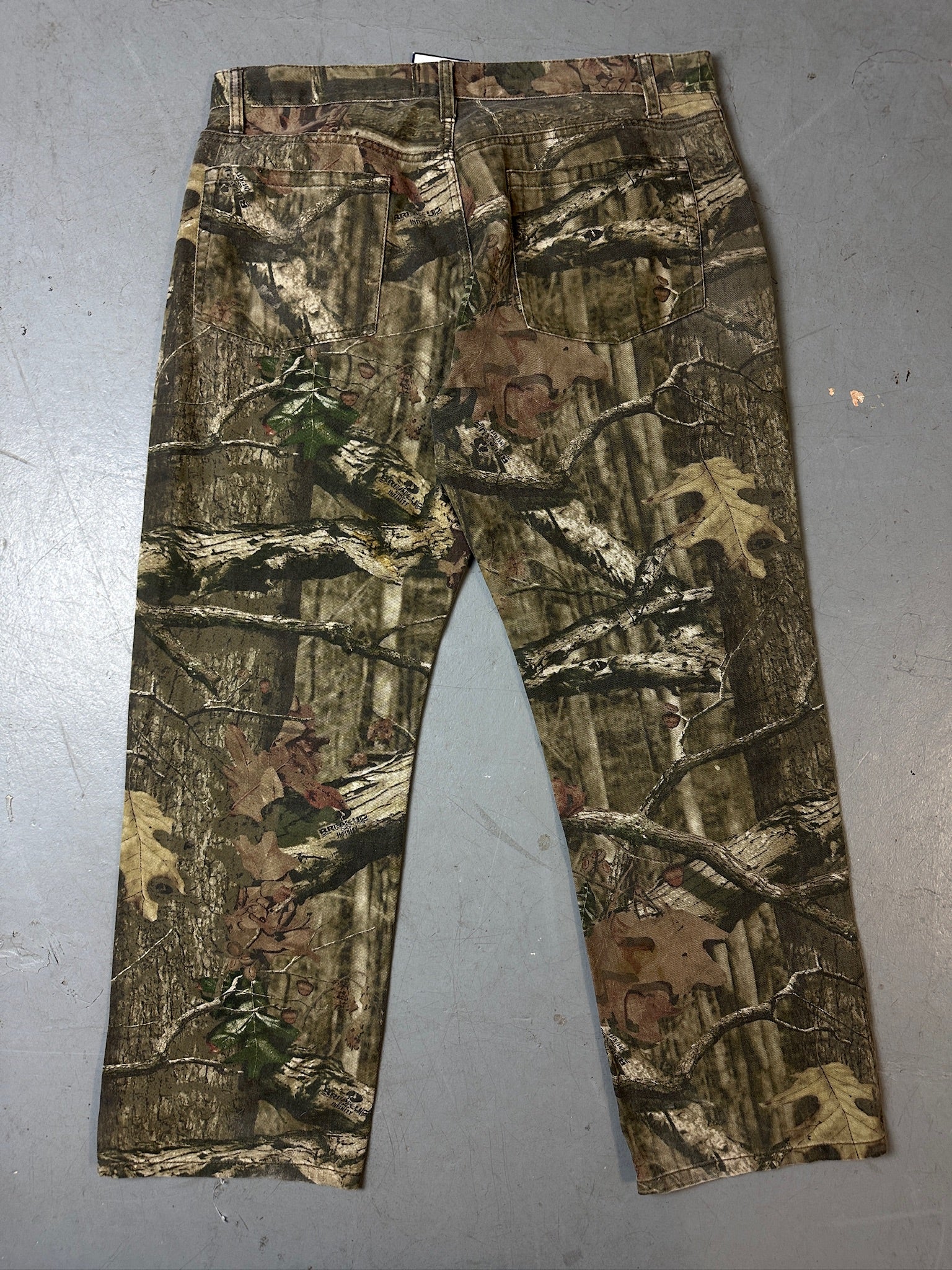 Eine baggy Hose von mossy oak in real tree camouflage Optik 