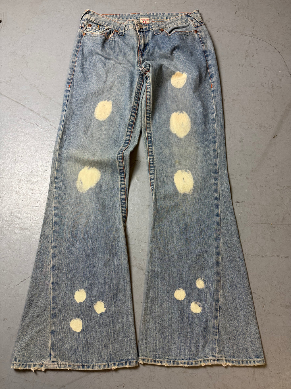 Produktbild von Vintage True Religion Bleach Washed Flared Denim von vorne