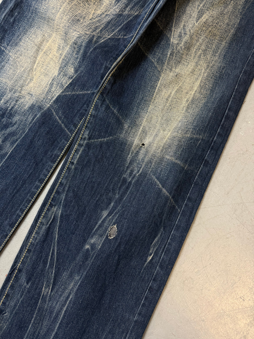 Detailliertes Produktbild von Vintage Big Group Japanese Printed Denim S von vorne