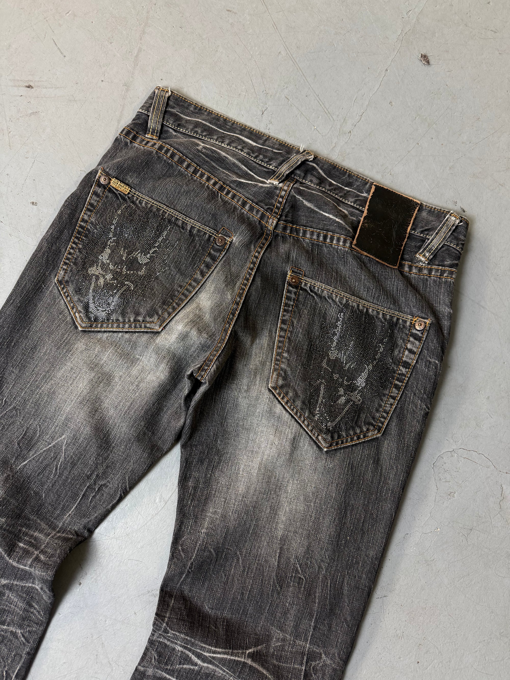 Detailbild von einer Vintage Oniarai Grey Washed Ripped Denim von Hosentaschen hinten