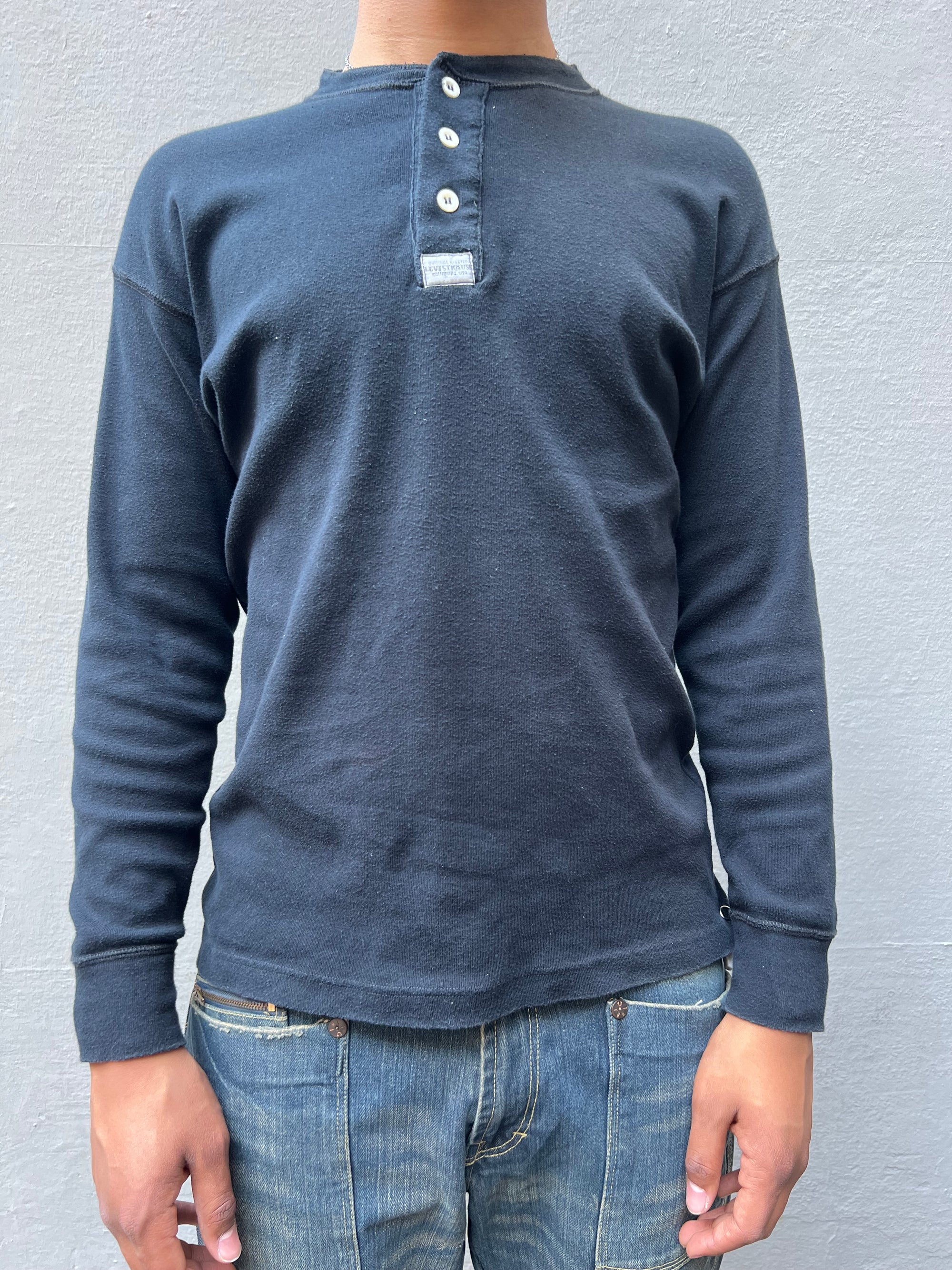 Vintage Black Levis Longsleeve M/L