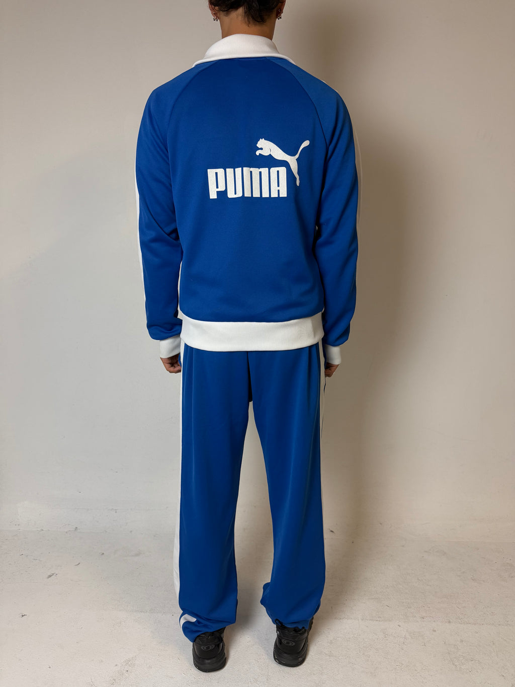 Ein Blau weißes Set von Puma bestehend aus Trackjacke und Trackpants in M/L