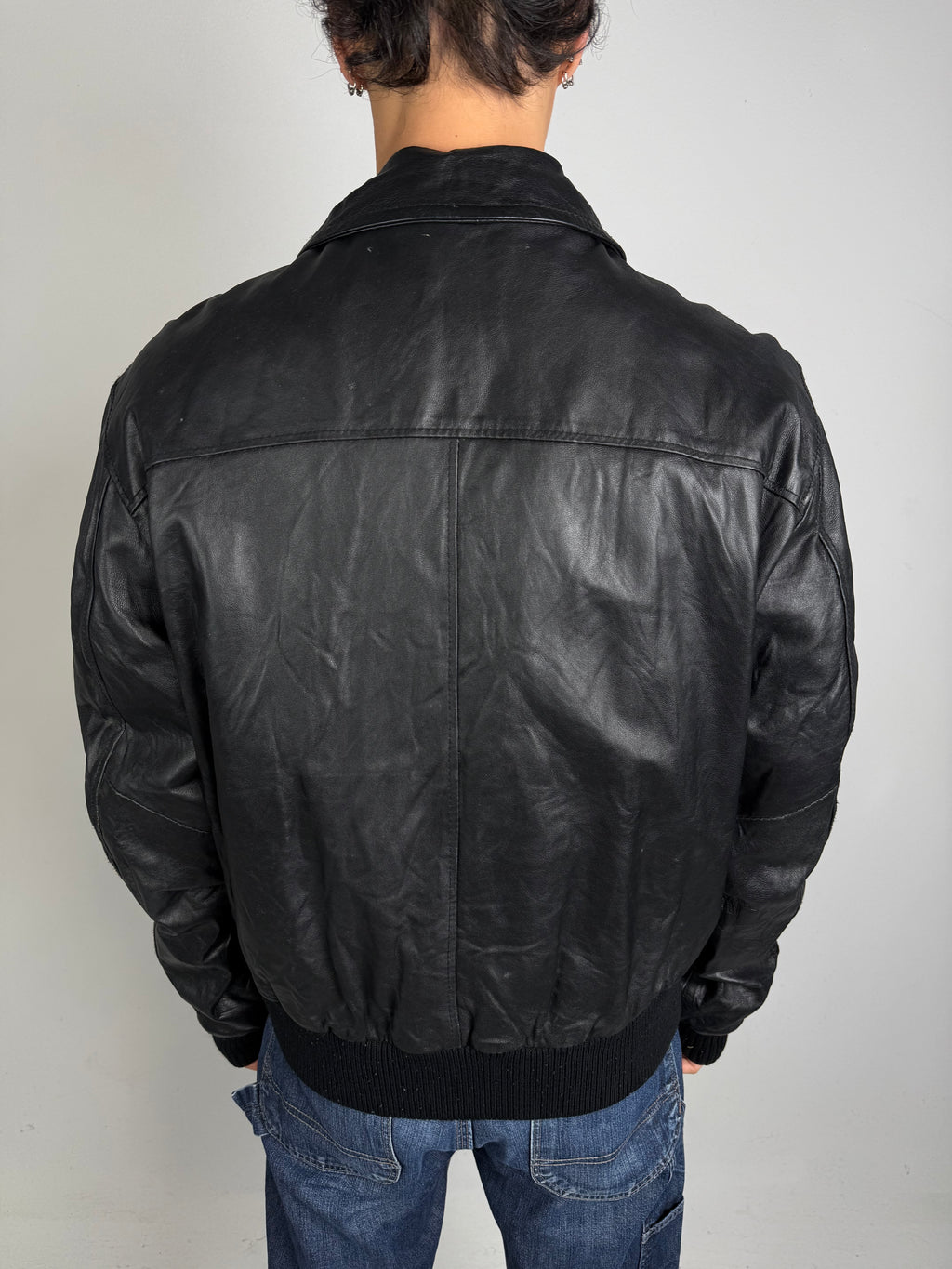 Tragebild von Vintage Into Italian Black Leather Jacket von Hinten