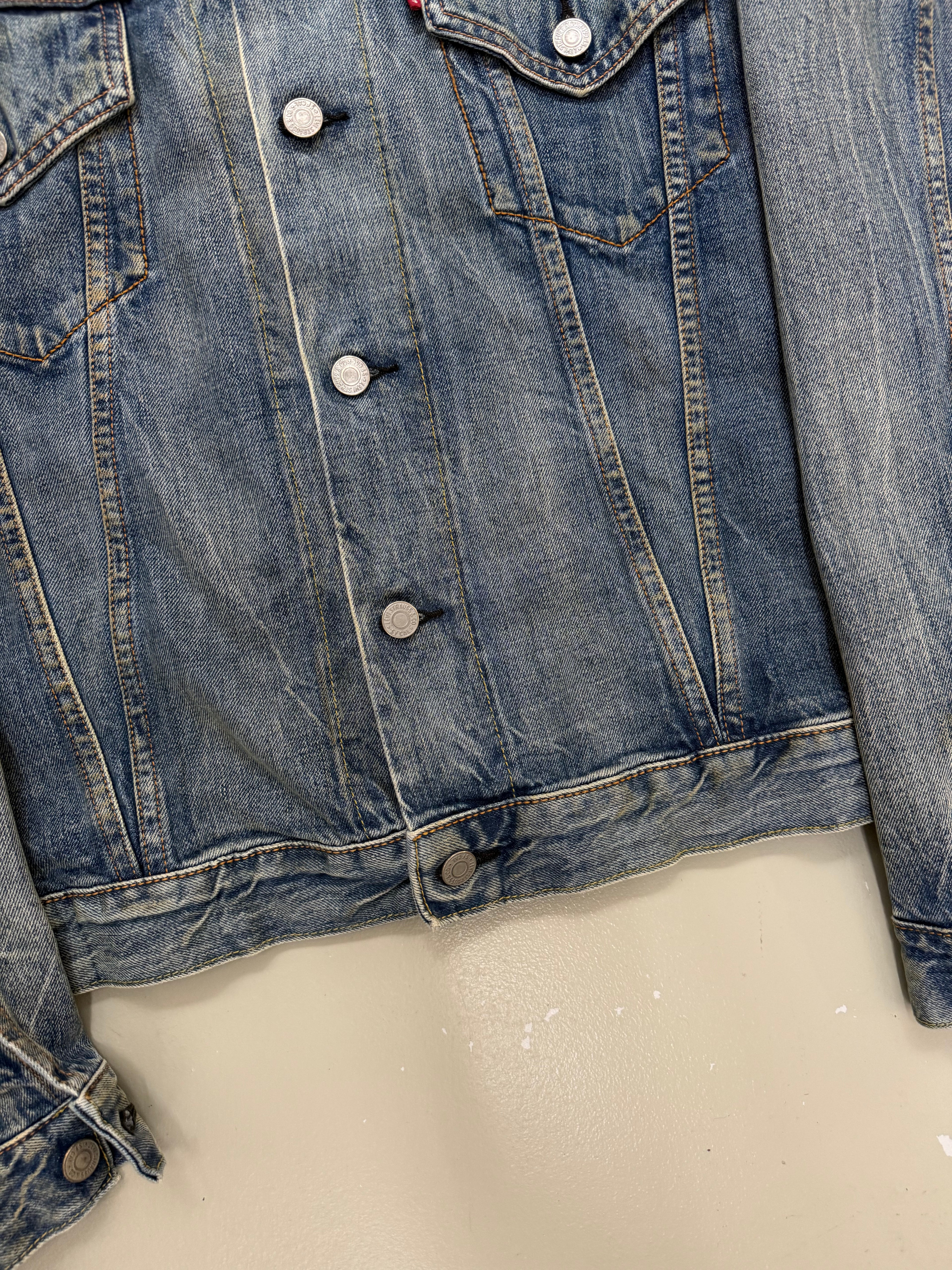 Vintage Levis Blue/Green Washed Denim Jacket für Herren. Y2K Second Hand 2000s Fashion