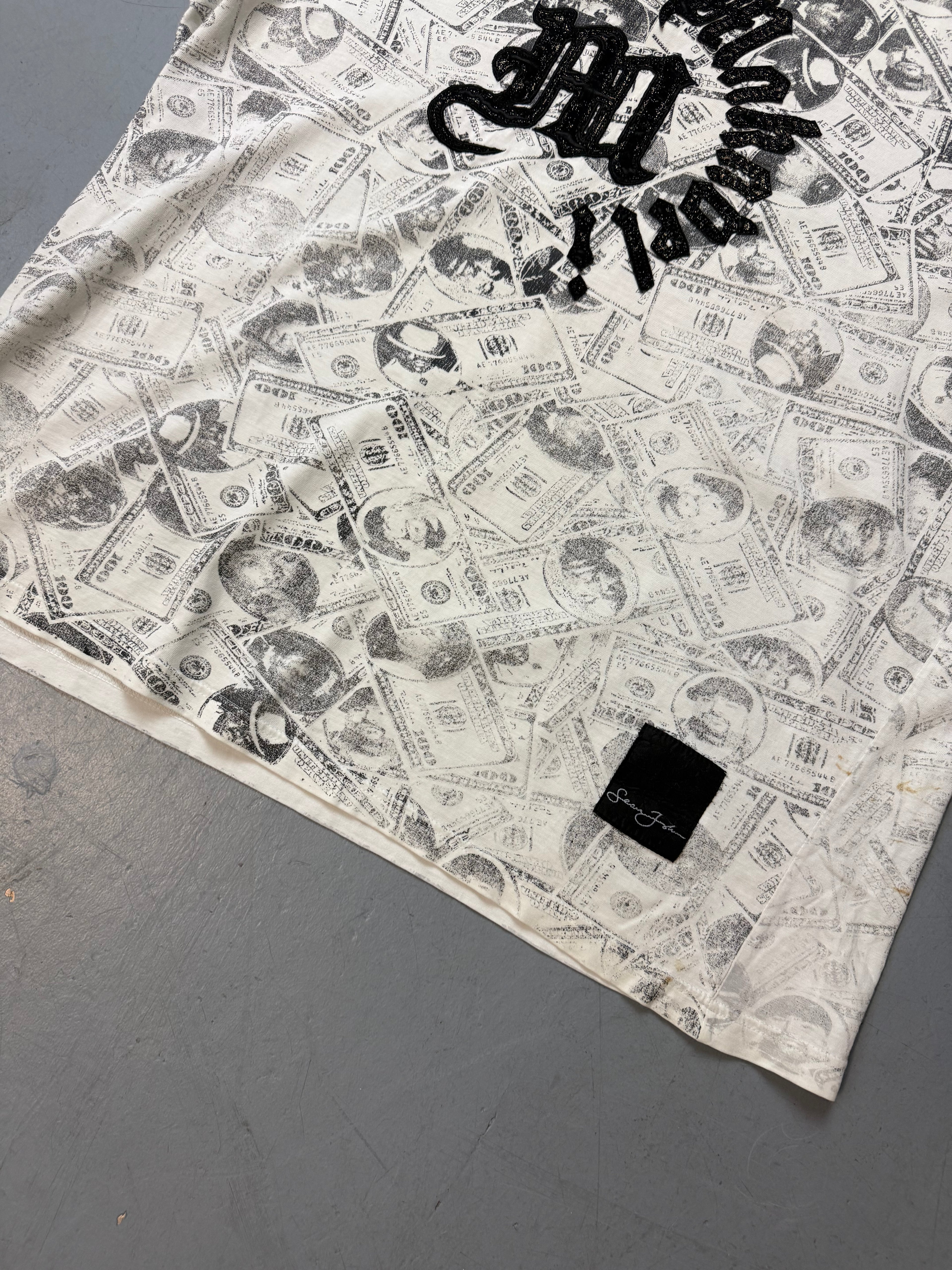 Vintage Sean John Money Printed T-Shirt mit schwarzem details für Herren. Y2K Second Hand 2000s Fashion 