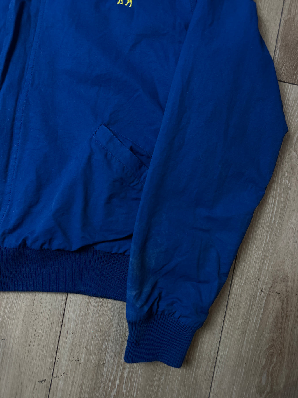 Detailbild von einer Vintage Camel Bomber Jacket von Ärmel