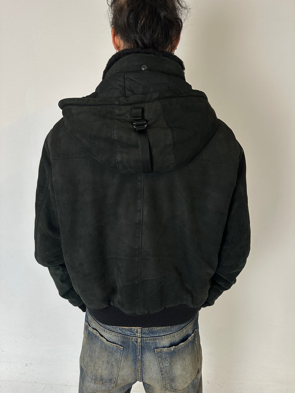 Eine schwarze Sherlingjacke mit Kaputze 