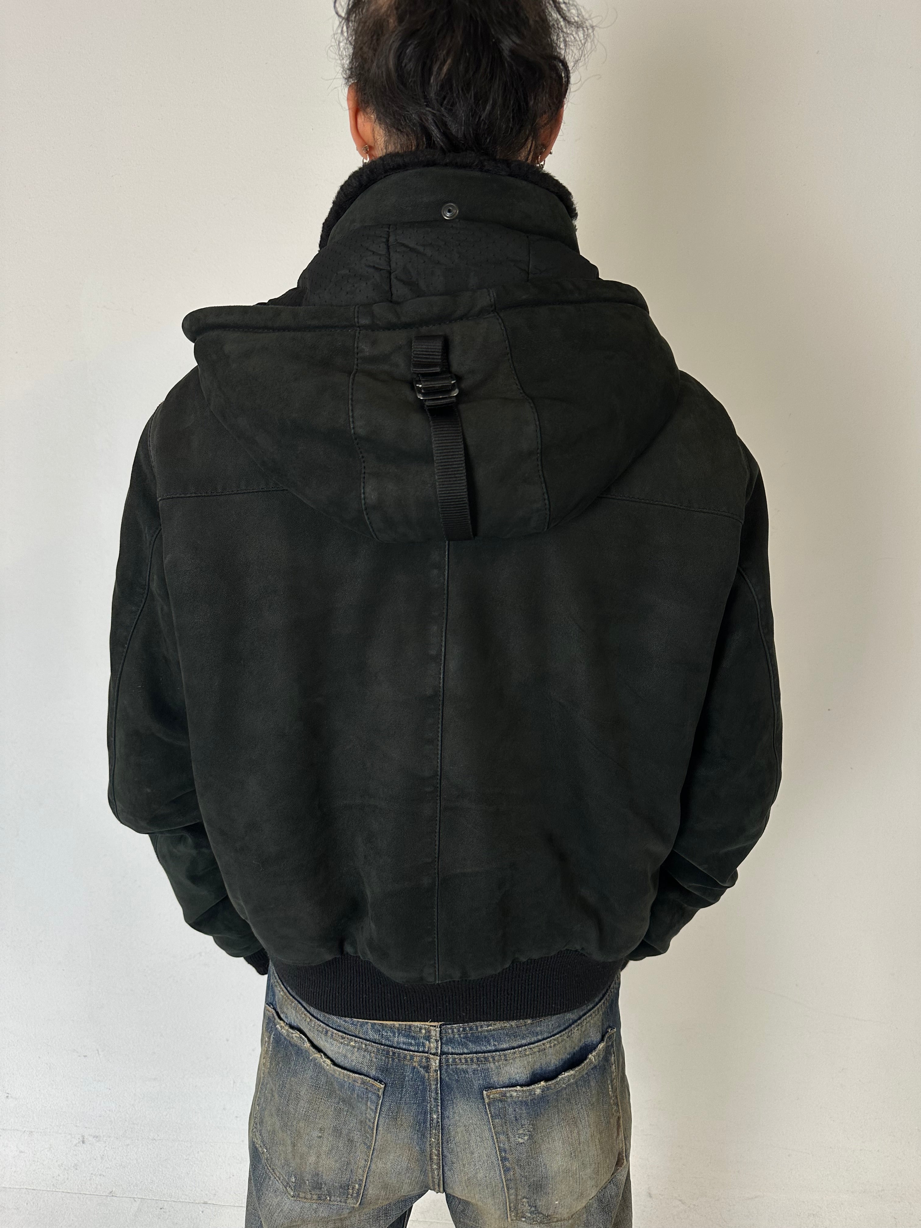 Eine schwarze Sherlingjacke mit Kaputze 