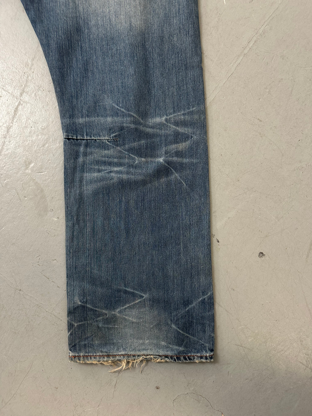 Eine baggy Ed Hardy denim mit totenkopf Print auf den backpockets