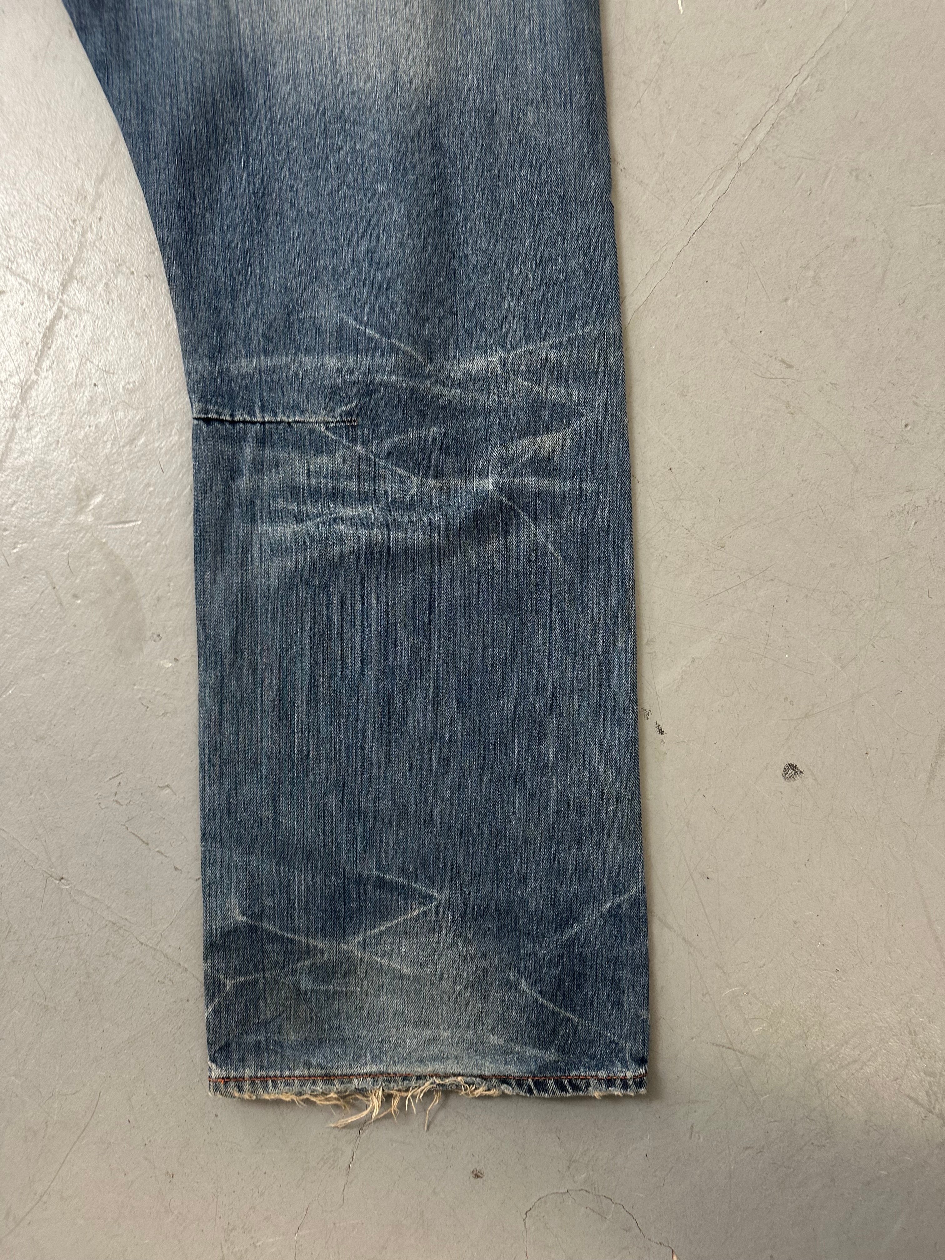 Eine baggy Ed Hardy denim mit totenkopf Print auf den backpockets