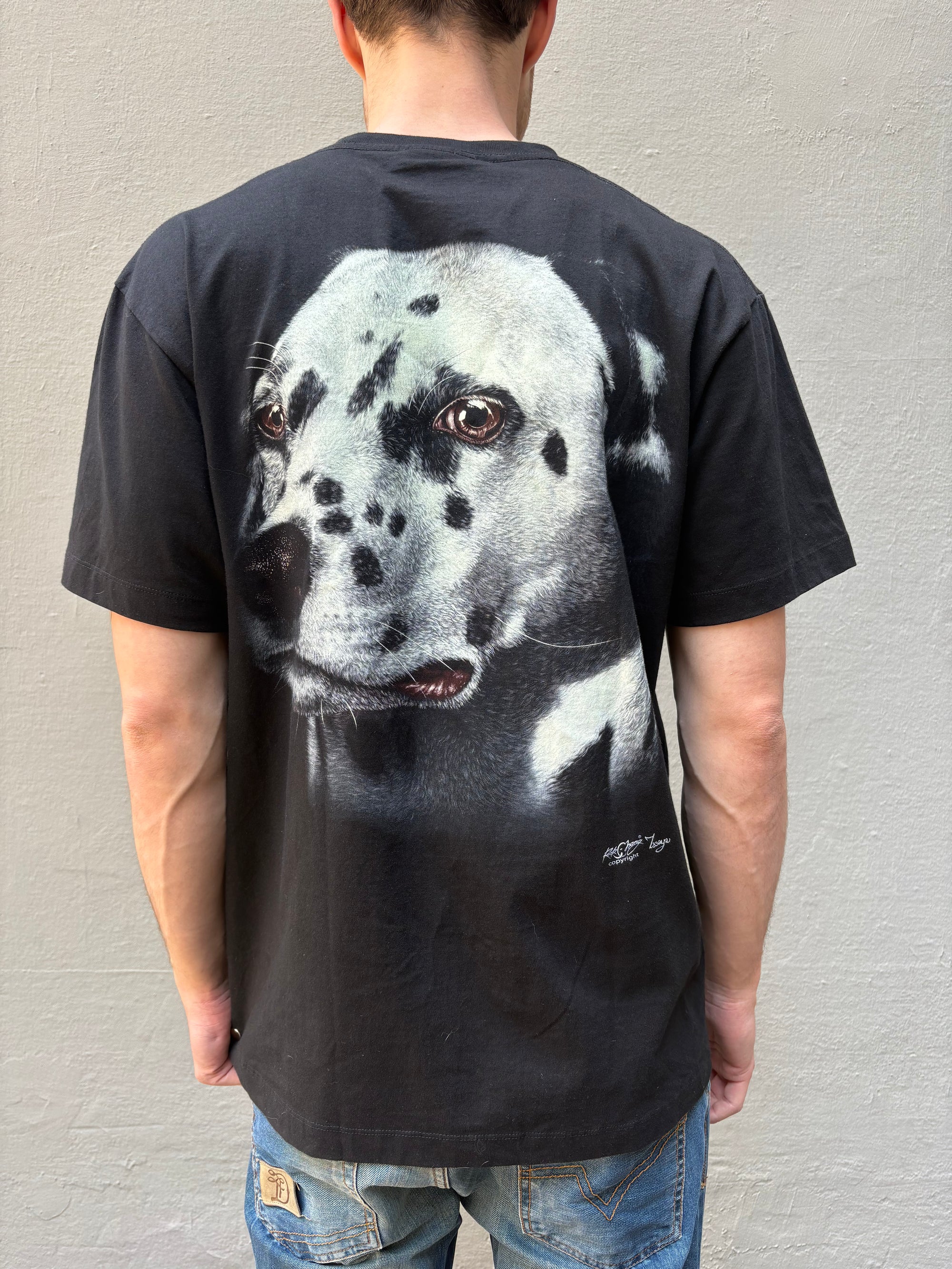 Tragebild von schwarzem Shirt mit Dalmatiner Print von hinten vor grauer Wand 