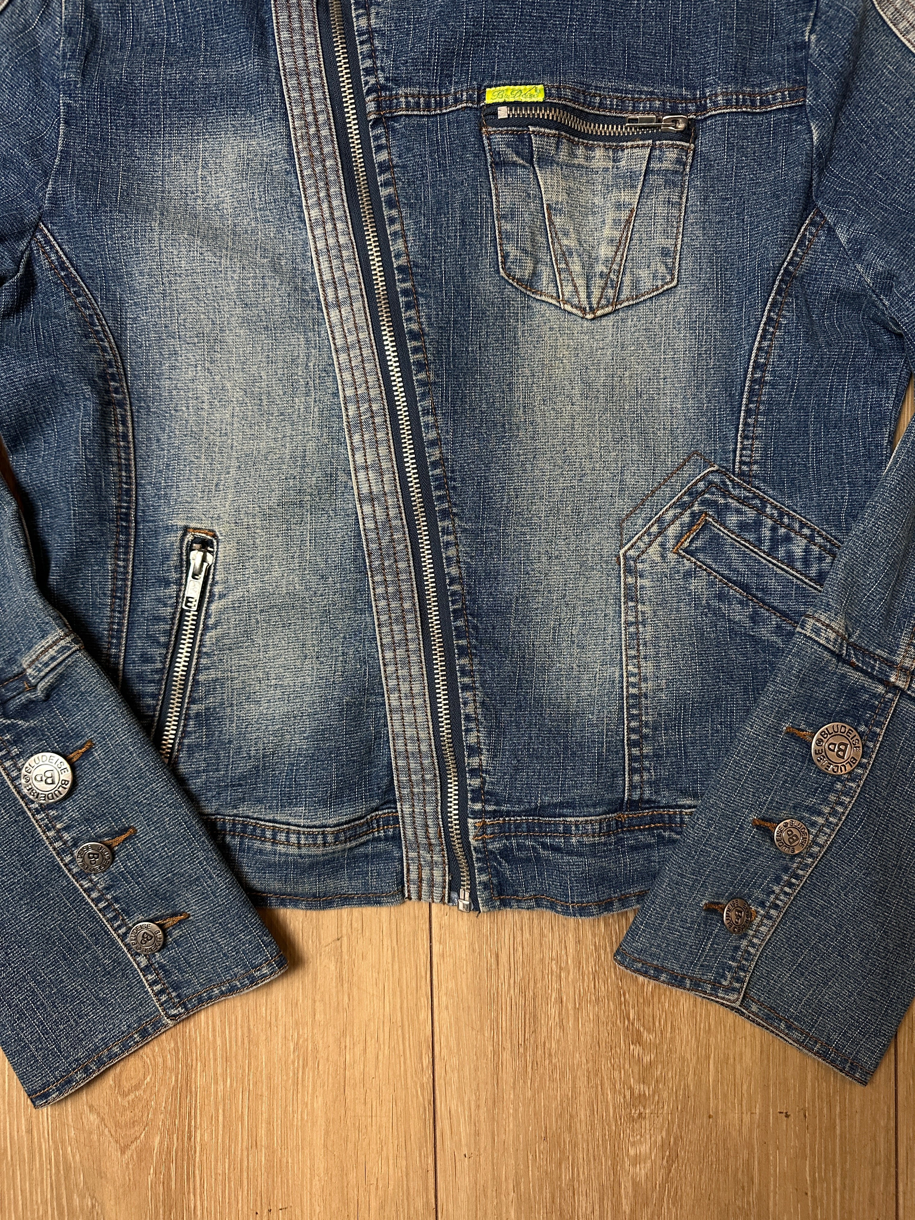 Detailliertes Produktbild von Vintage Asymmetrical Denim Side Button Jacket XS/S von vorne