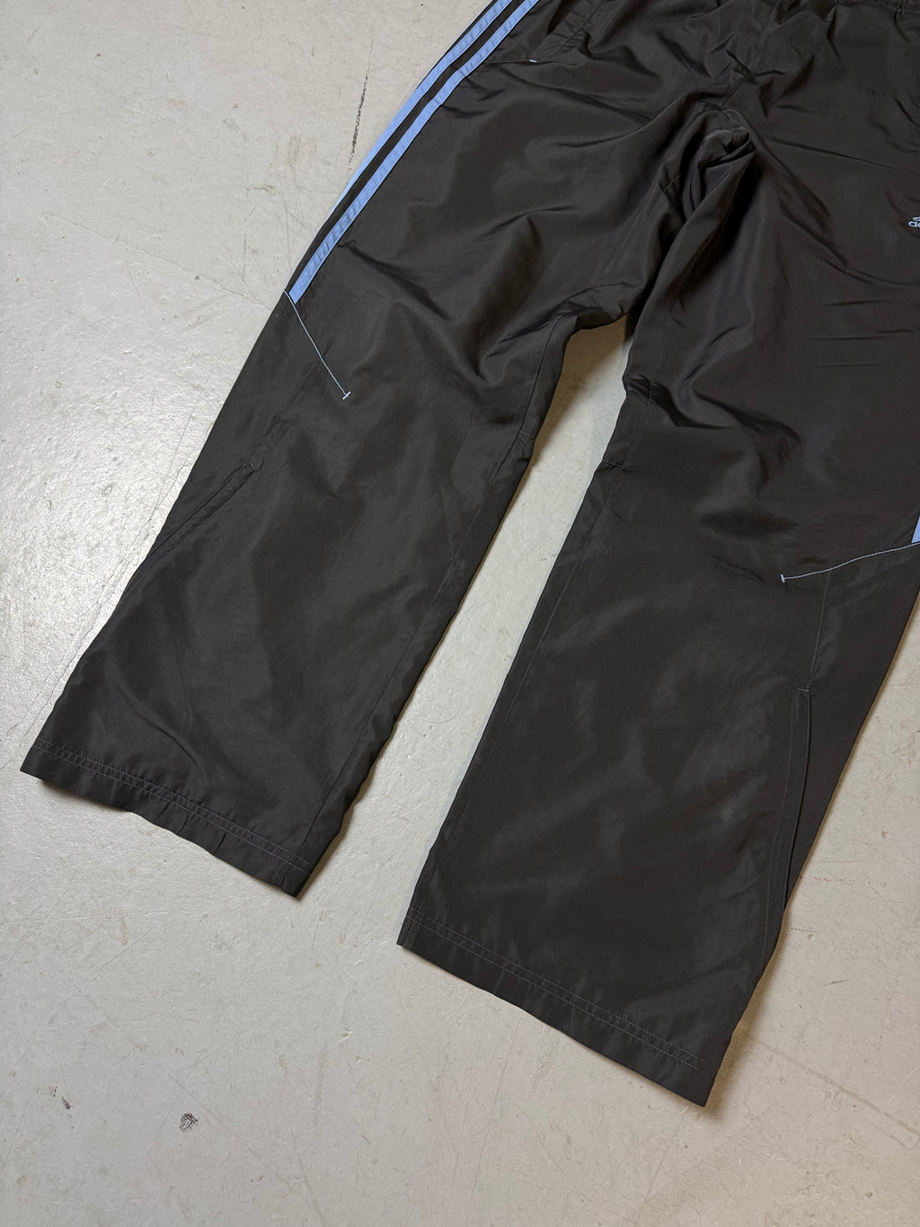 Eine schwarz blaue Adidas Trackpants vintage Y2K Jogginghose Sporthose 