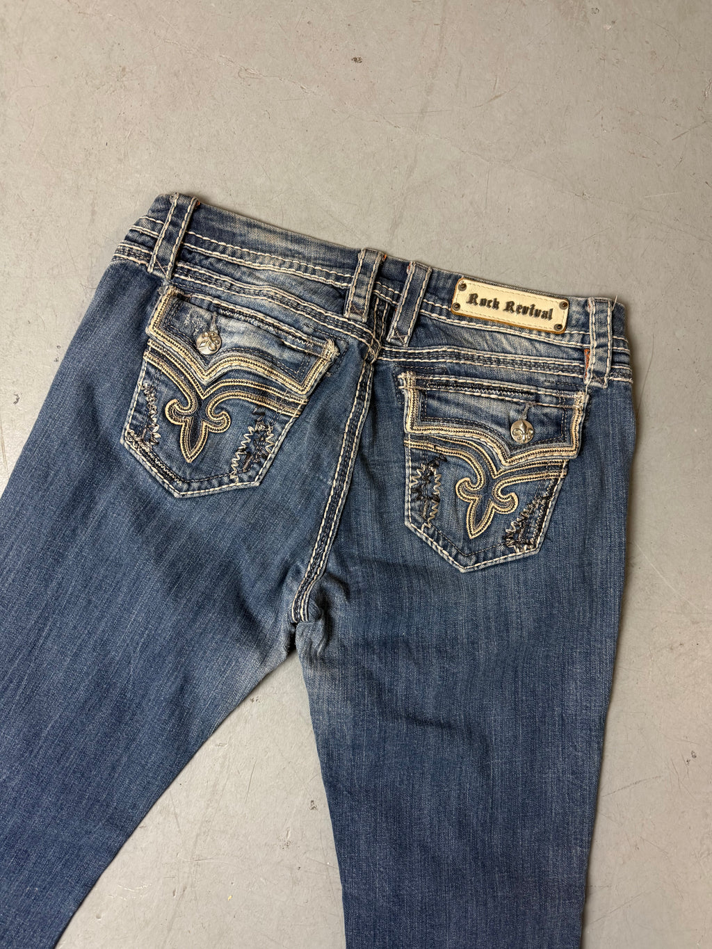 Detailbild von einer Vintage Rock Revival Bootcut Low Waist Denim von Hosentaschen hinten