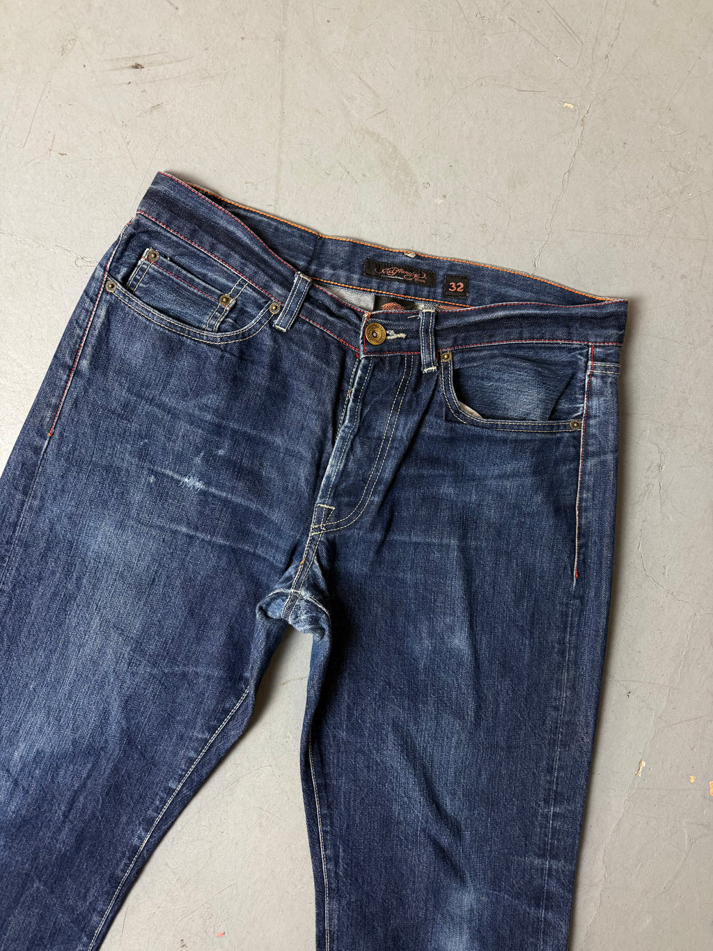 Detailbild von einer Vintage Ed Hardy Dark Blue Baggy Denim von Hosenbund