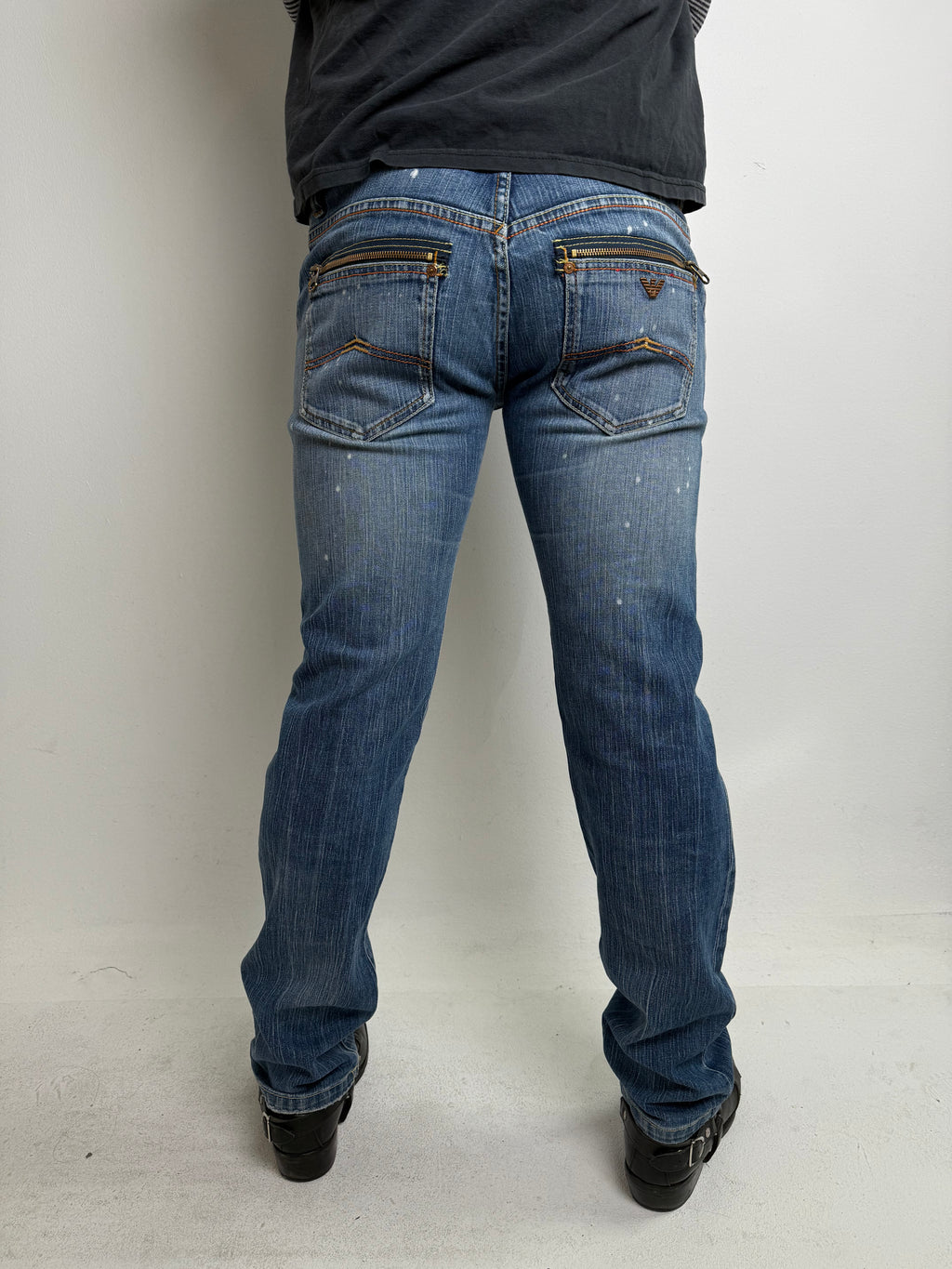 Tragebild von Vintage Armani Jeans Blue Washed Straight Leg Denim M/L von hinten