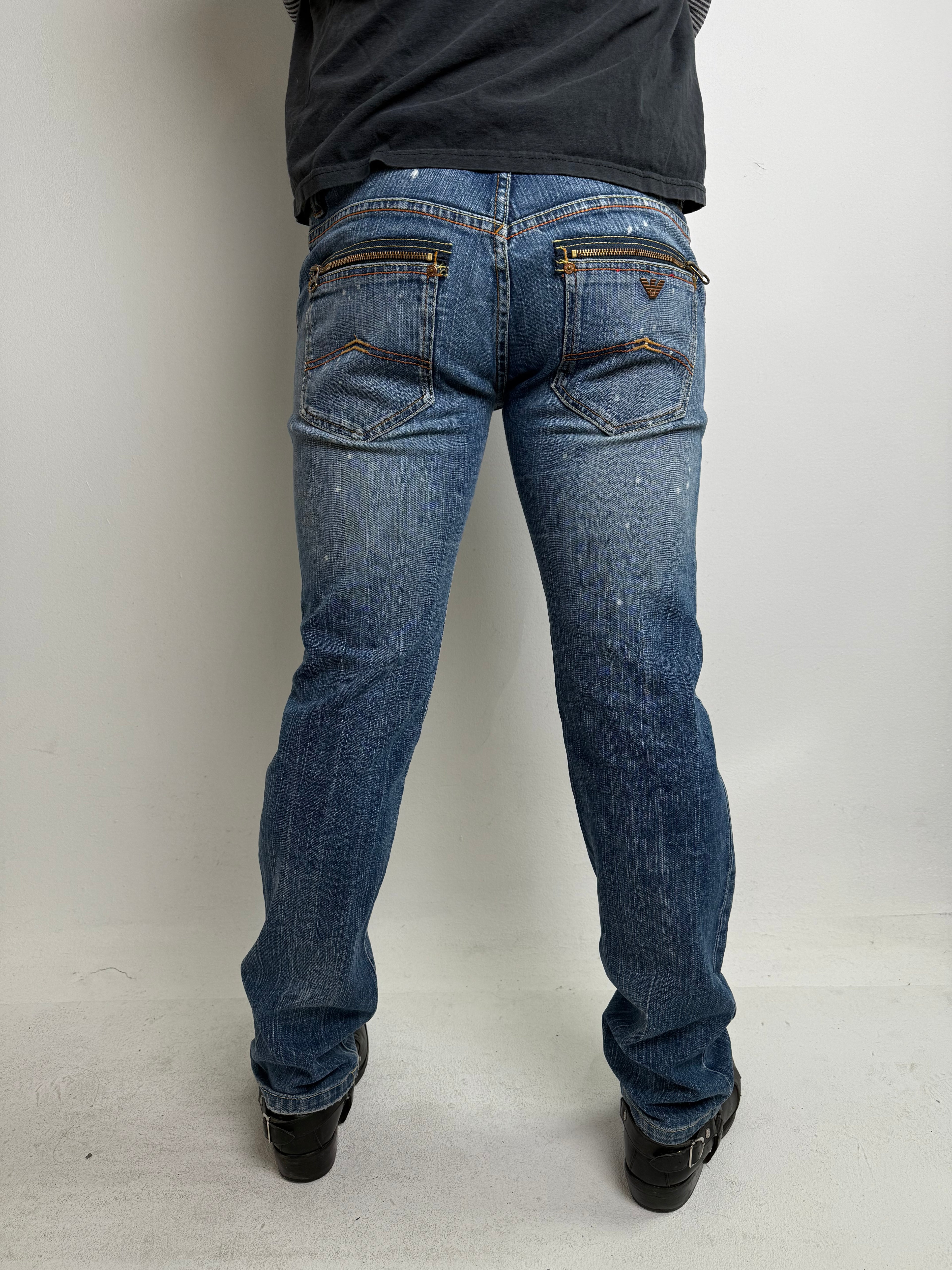 Tragebild von Vintage Armani Jeans Blue Washed Straight Leg Denim M/L von hinten
