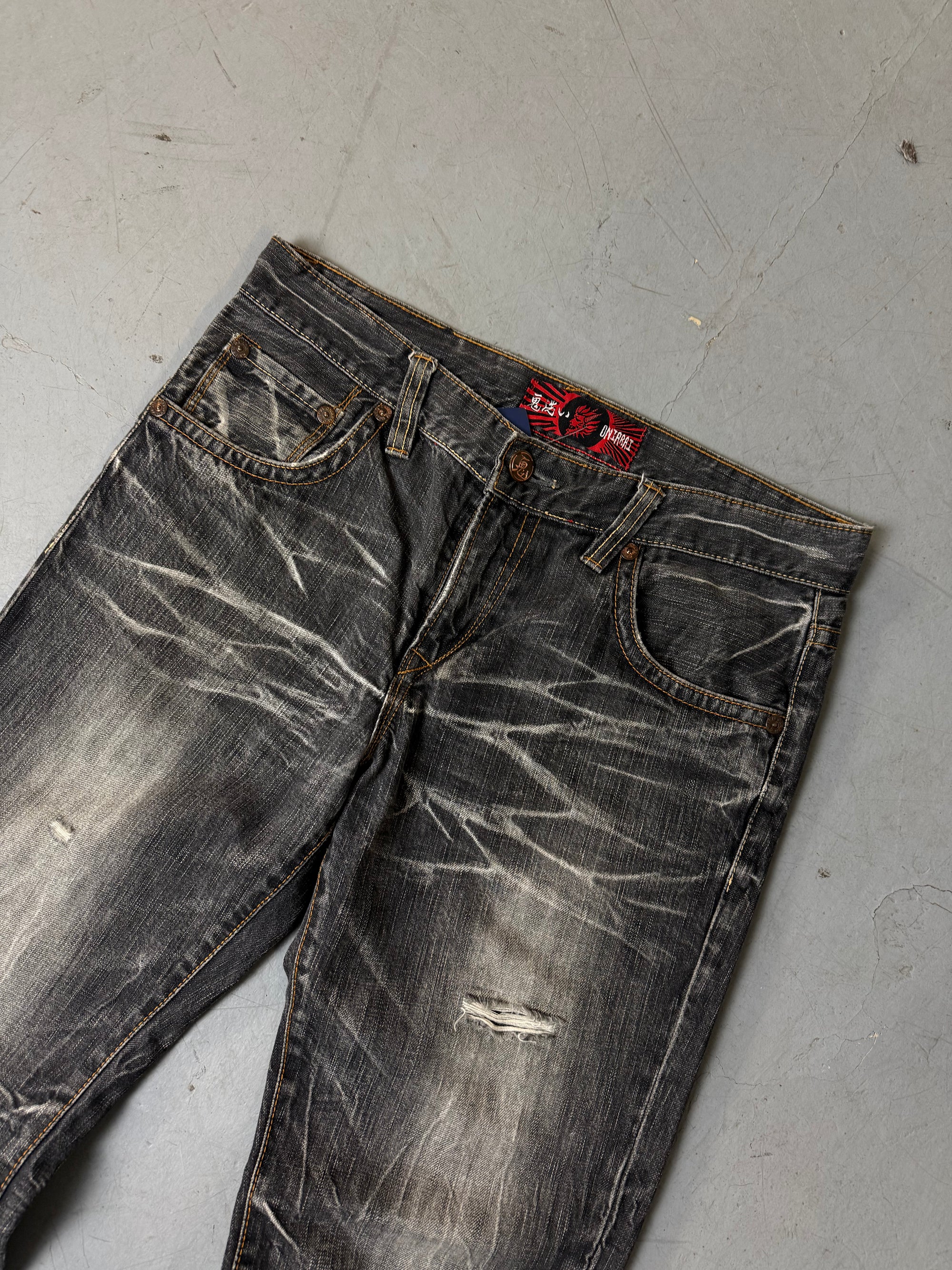 Detailbild von einer Vintage Oniarai Grey Washed Ripped Denim von Hosenbund vorne