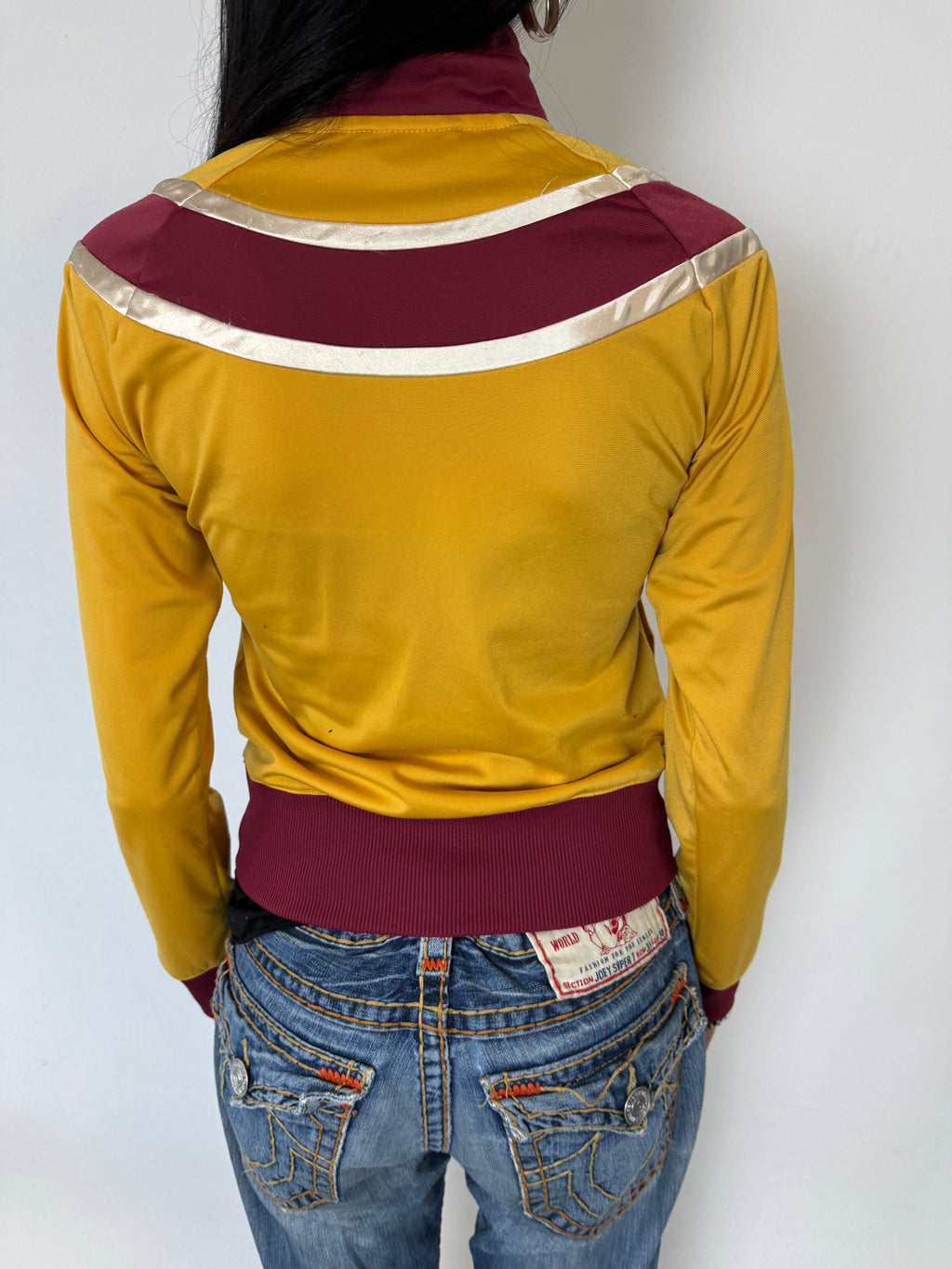 Eine gelb rote Puma Trackjacke im Sporty Y2K Look 