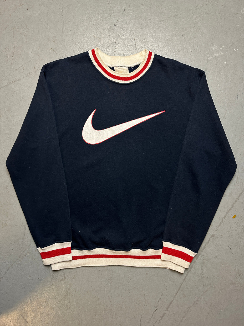 Produktbild von einem Vintage Nike Dark Blue Sweater von vorne