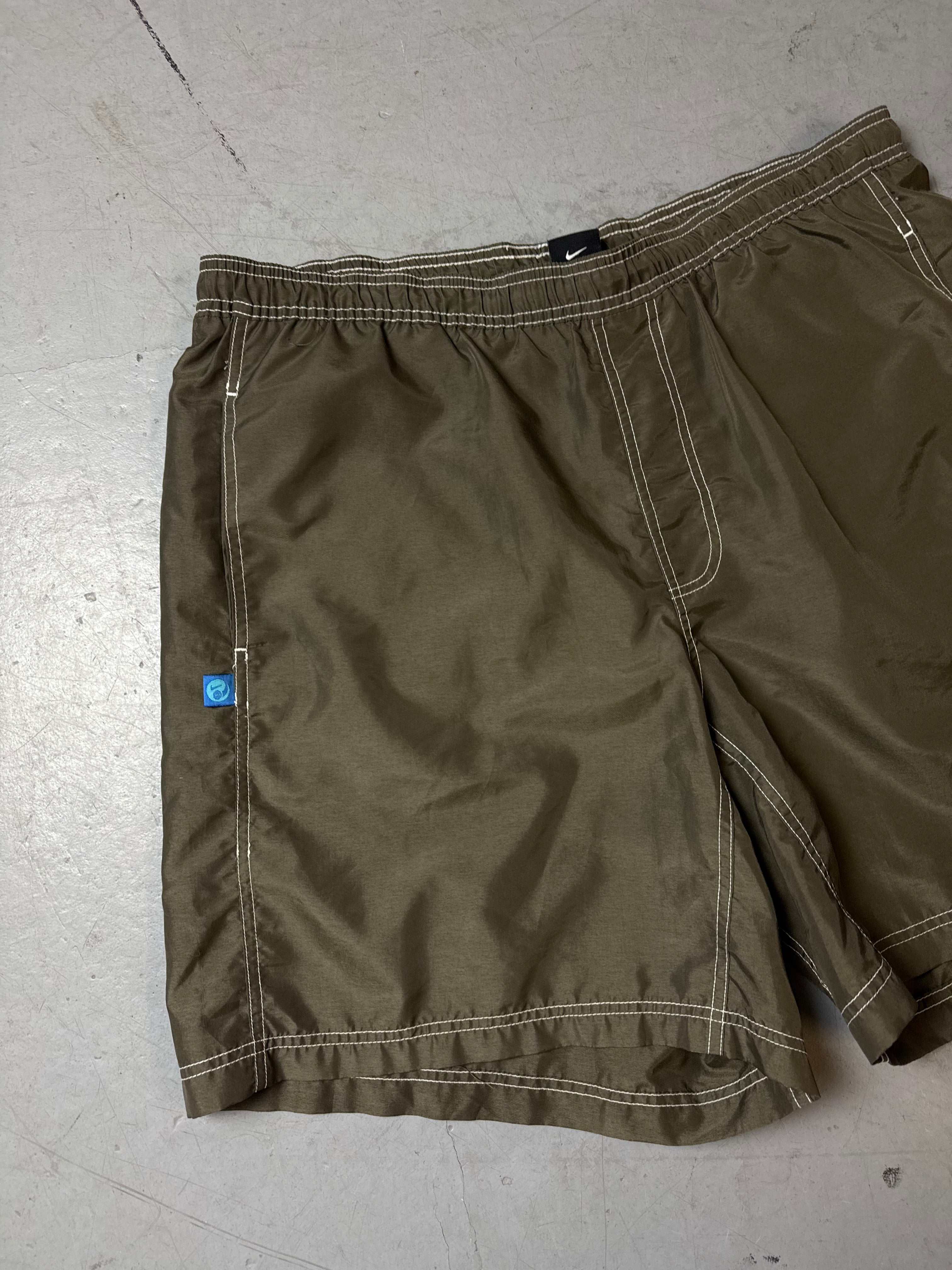 Detailbild von einer Vintage Nike VB Khaki Sport/Swim Shorts von vorne