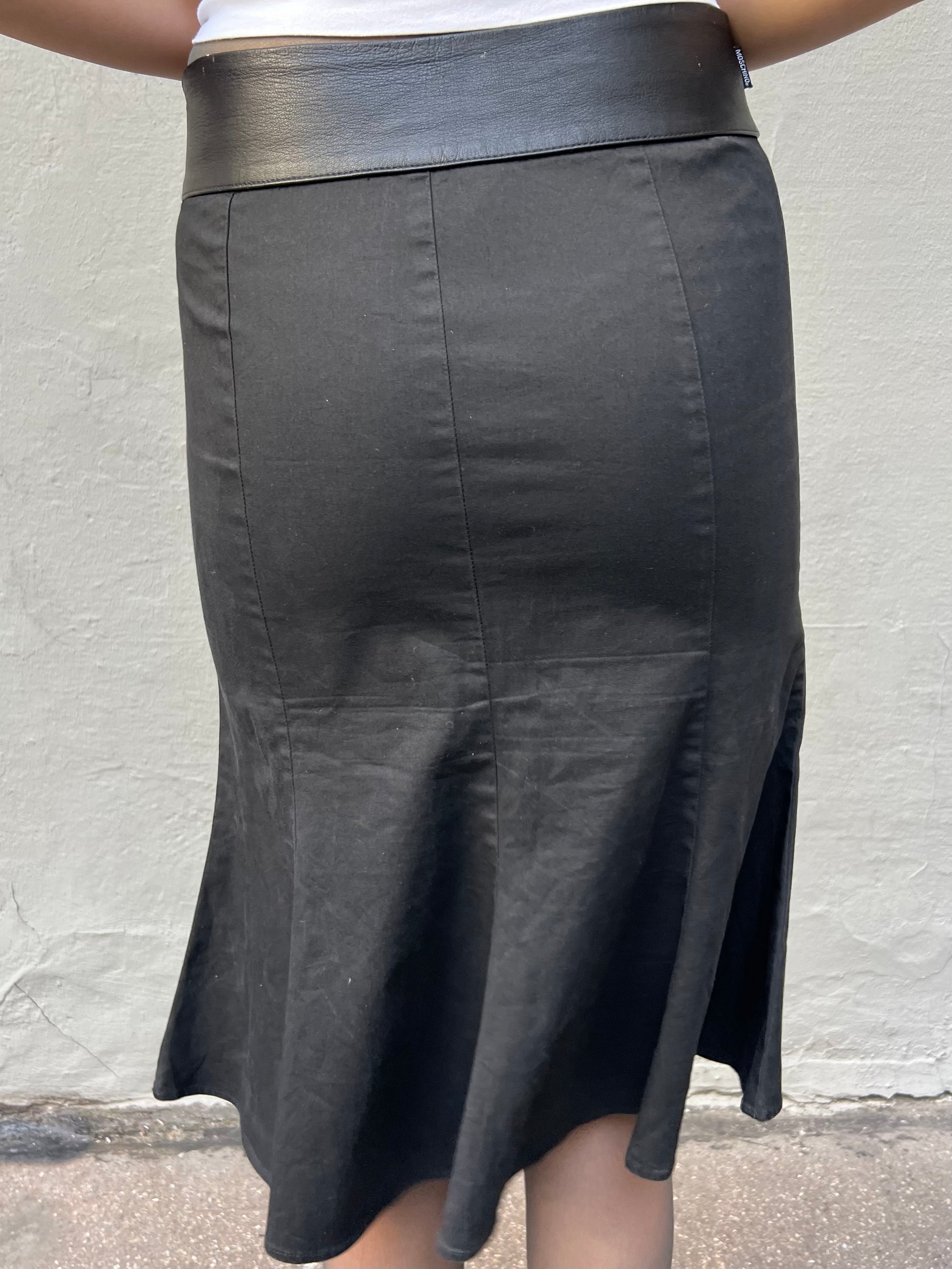 Trage Bild von Vintage Black Moschino Skirt S/M von hinten