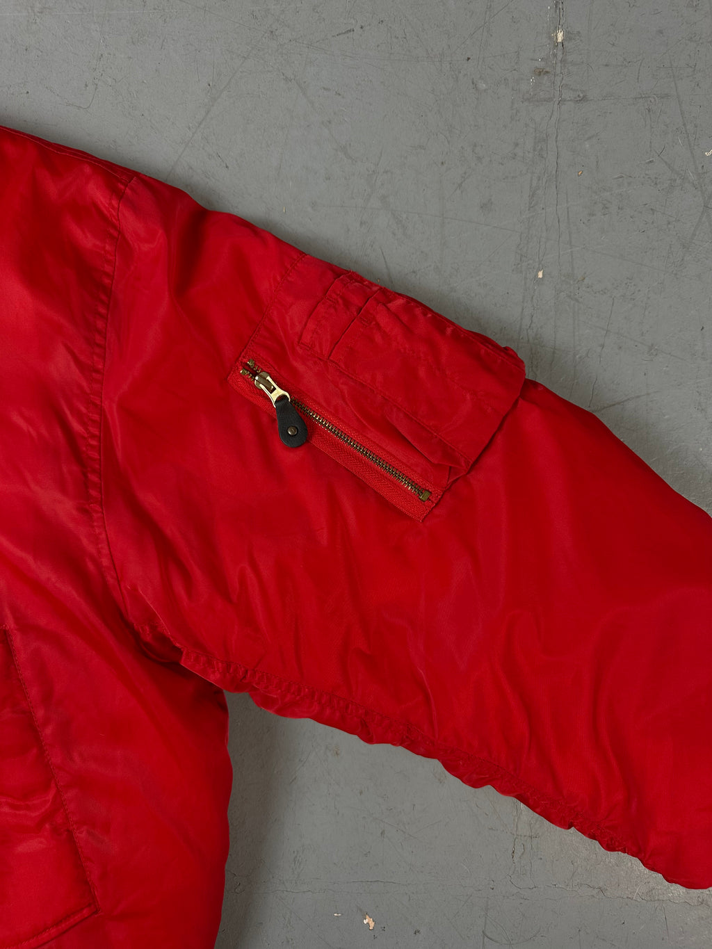 Eine rote Bomberjacke von Ralph Lauren mit dem Logo auf der Brust und Backprint 