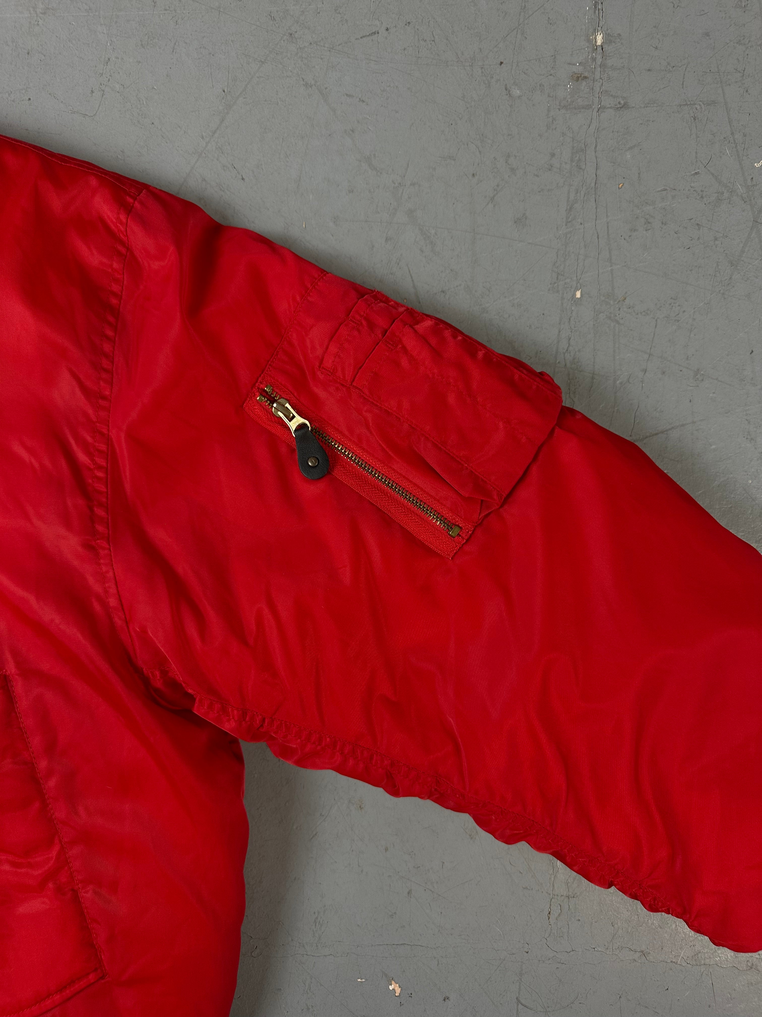 Eine rote Bomberjacke von Ralph Lauren mit dem Logo auf der Brust und Backprint 
