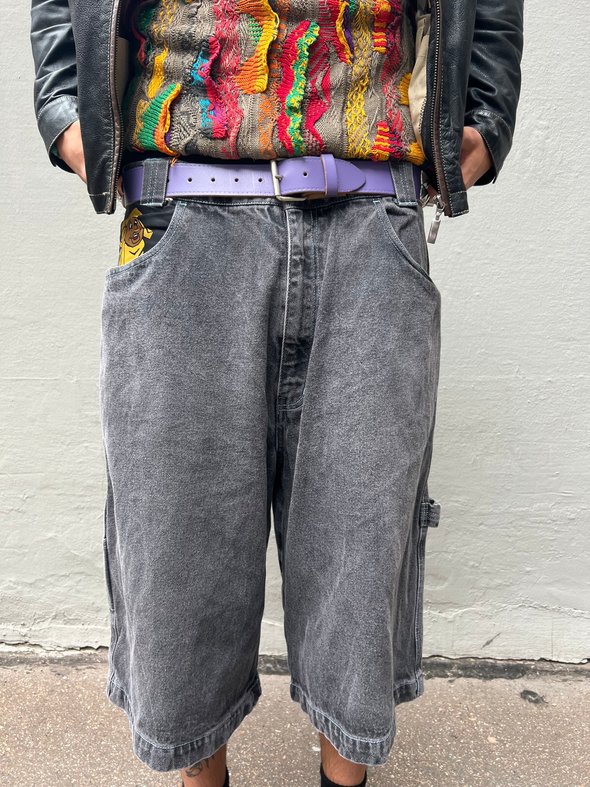 Tragebild von grauen baggy Fubu Shorts mit gelbem Backprint von vorne